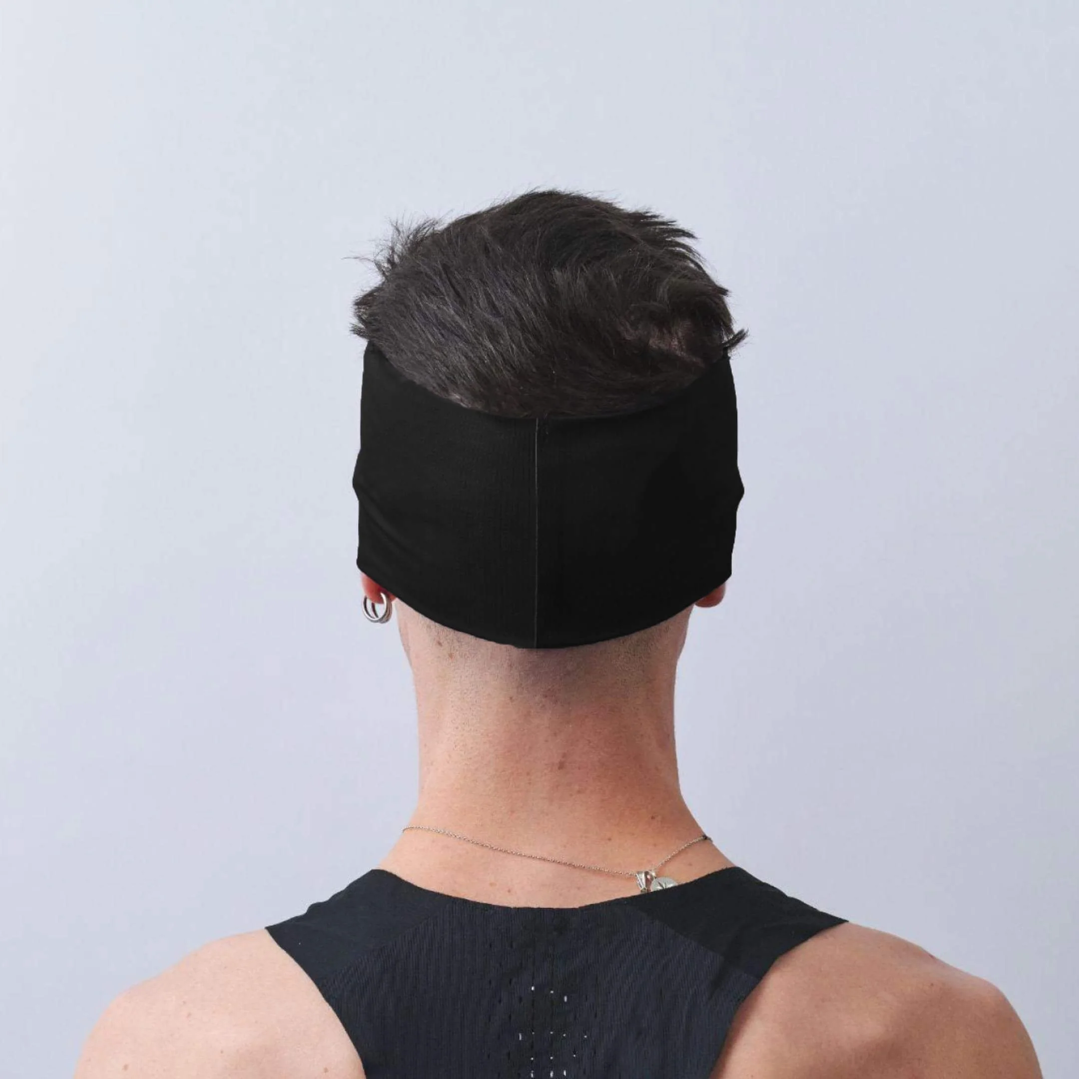 vaga-lightweight-mesh-running-headband-black-model-back.jpg
