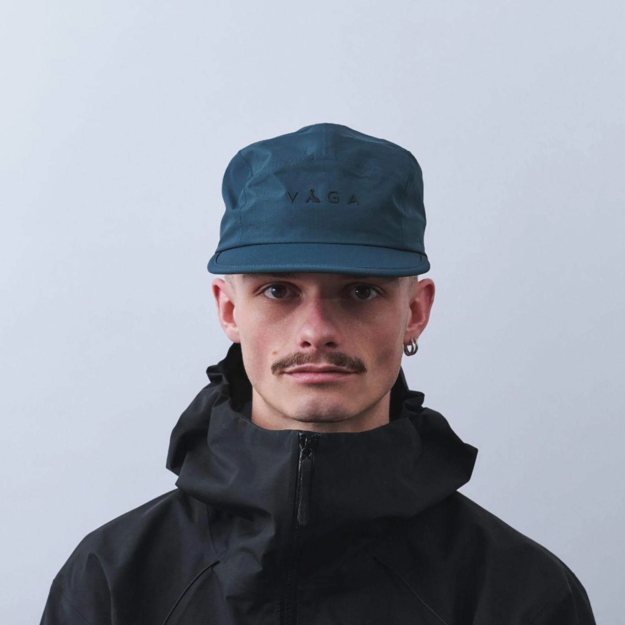 vaga-fell-cap-waterproof-running-cap-darkteal-model-front.jpg