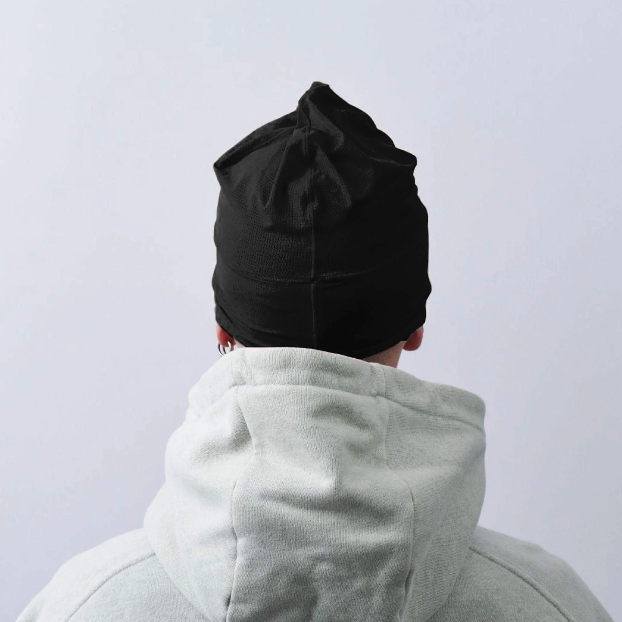 vaga-lightweight-mesh-skull-cap-running-beanie-black-model-back.jpg
