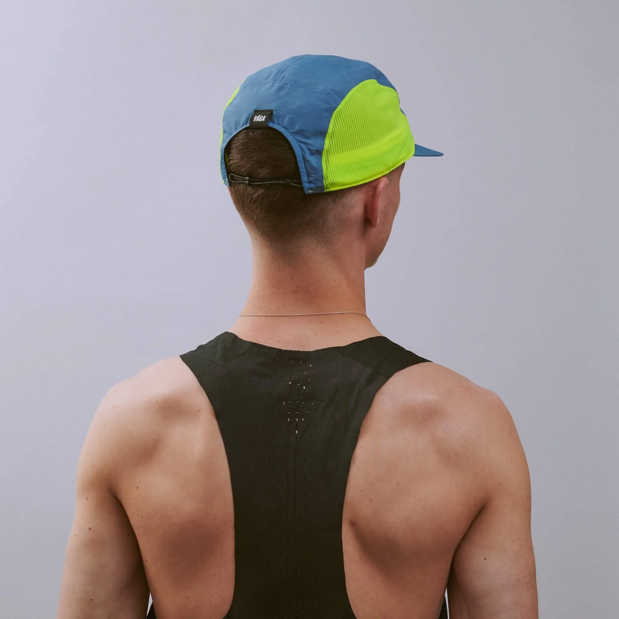 vaga-mesh-flex-running-cap-teal-neonyellow-r-model-angle.jpg