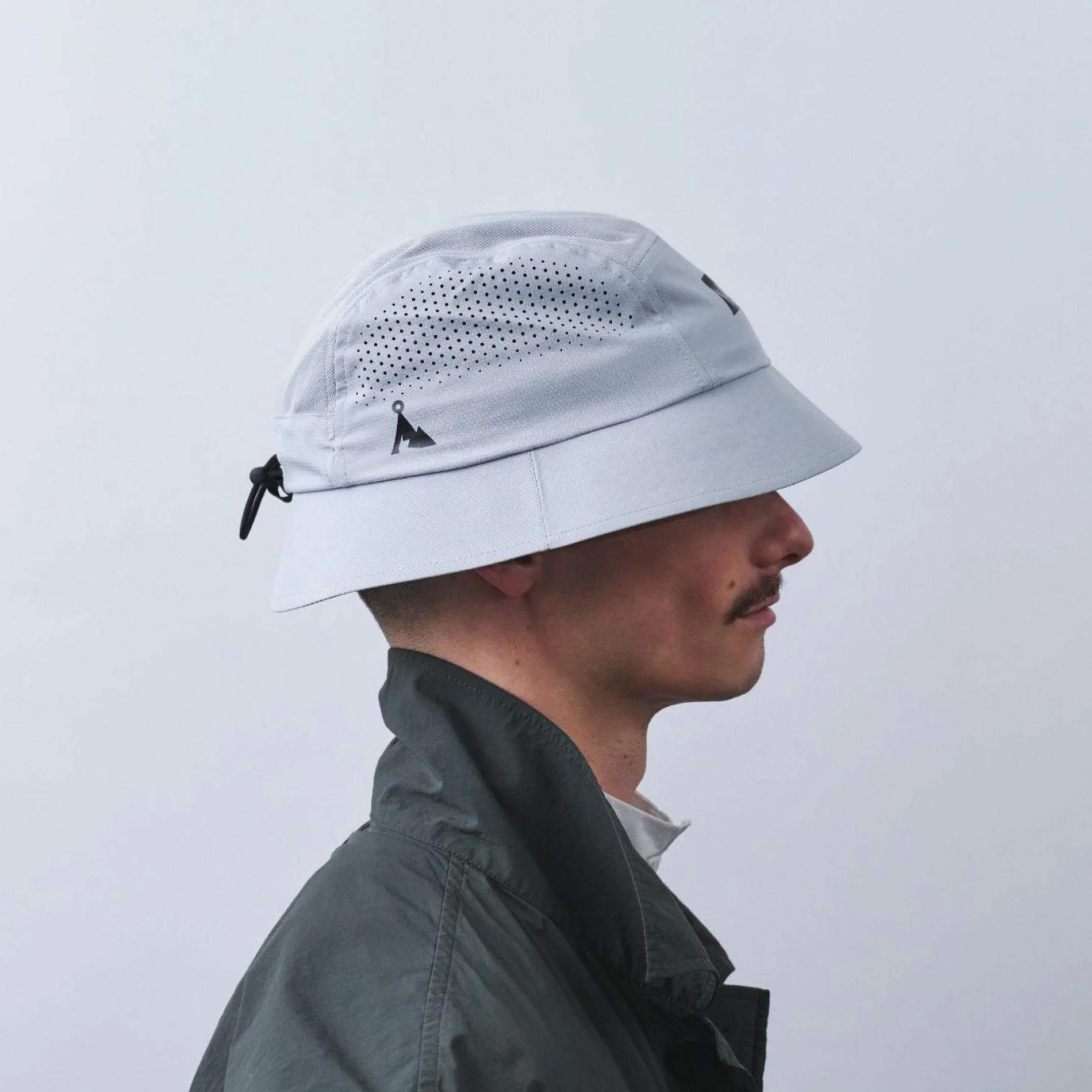 vaga-feather-racing-bucket-hat-aluminiumgrey-model-side-profile.jpg