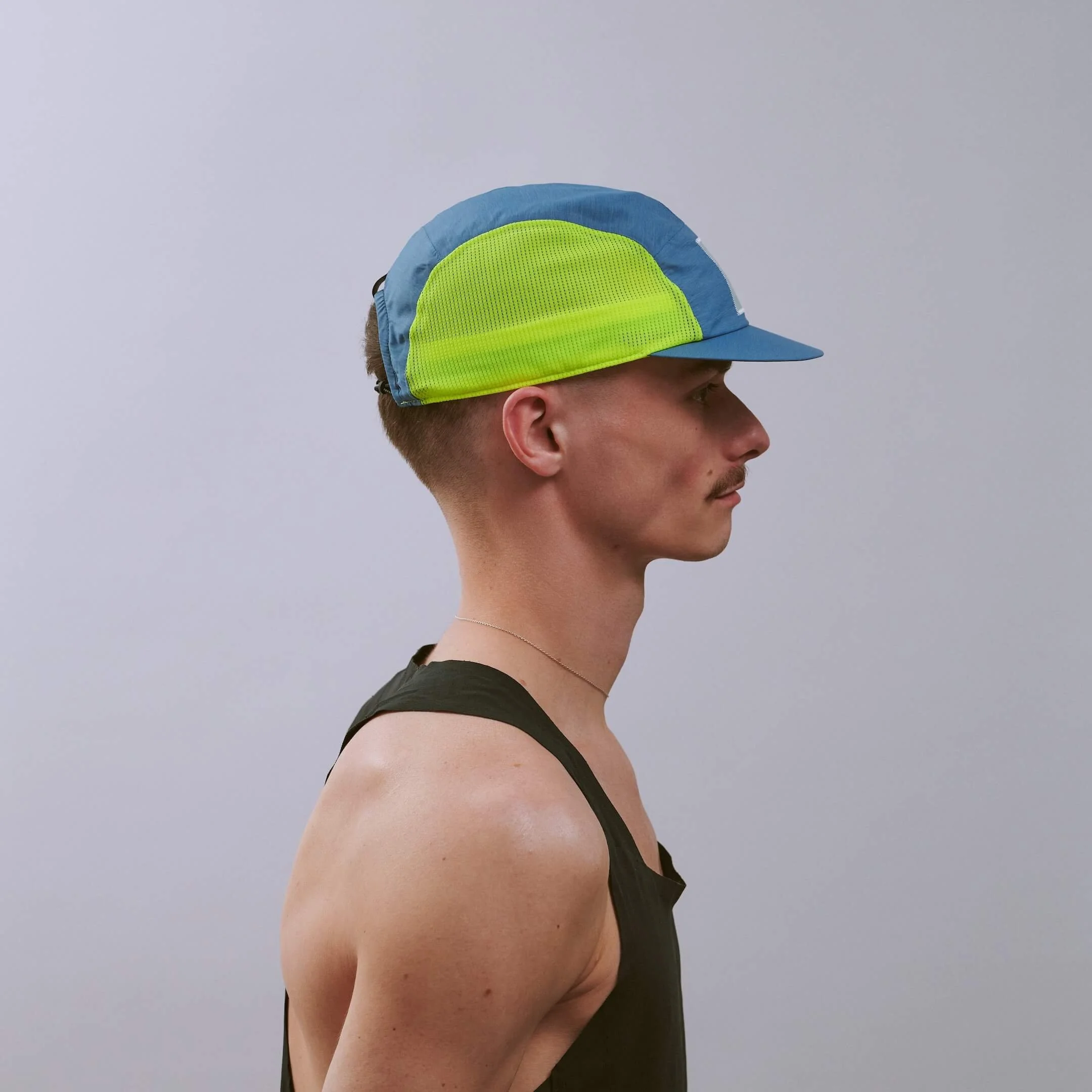 vaga-mesh-flex-running-cap-teal-neonyellow-r-model-profile.jpg