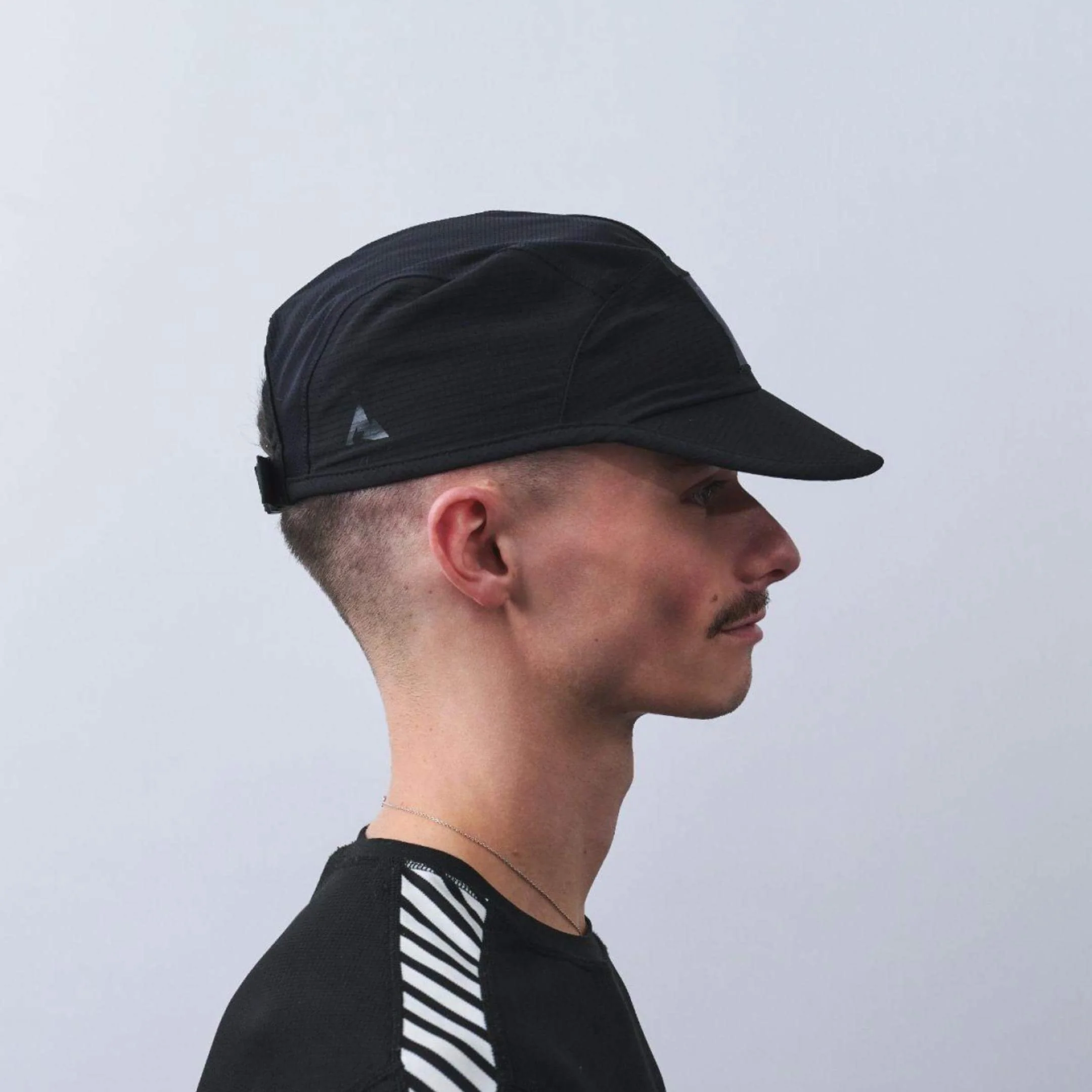 vaga-transit-lite-cap-unstructured-running-cap-black-model-profile.jpg