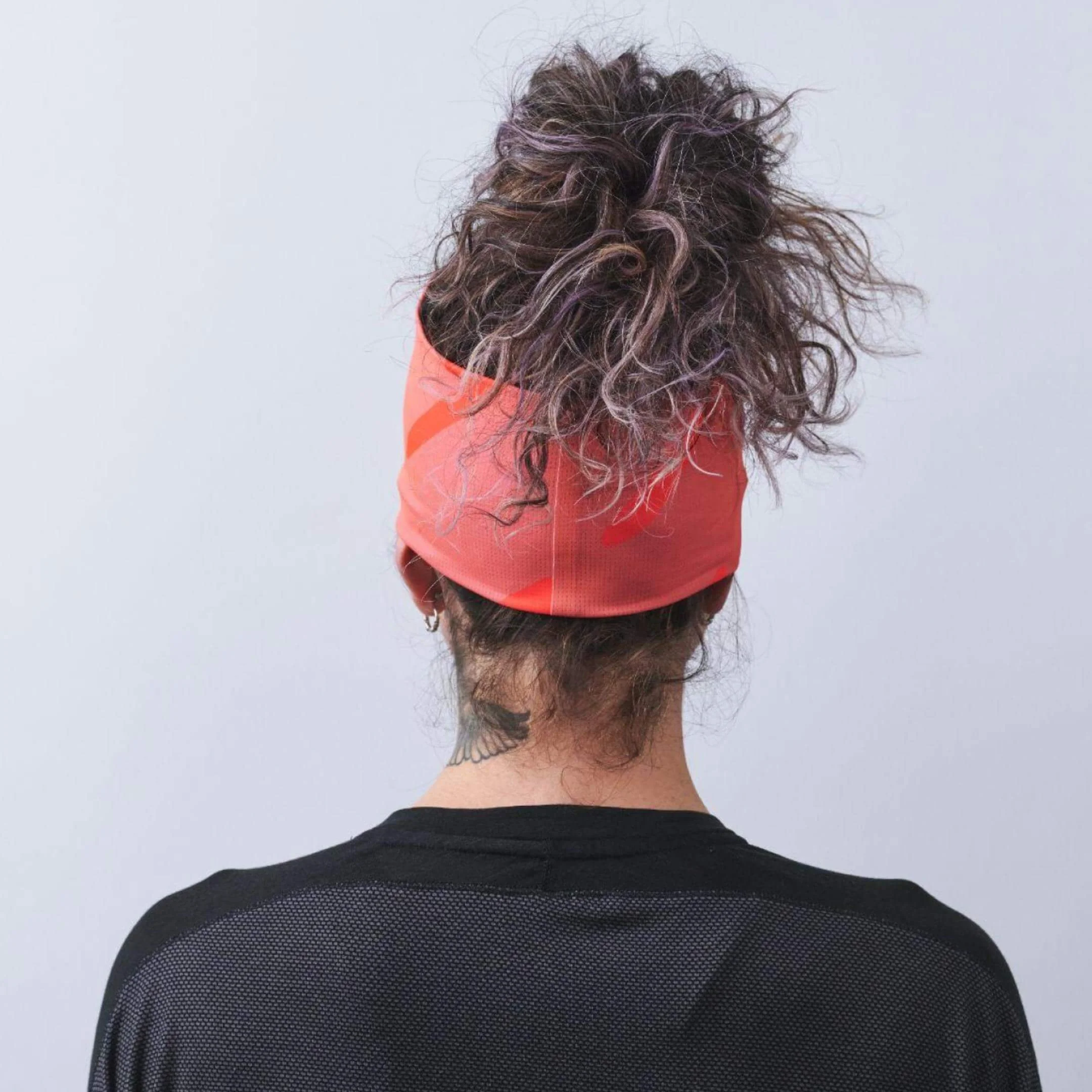 vaga-lightweight-mesh-running-headband-clayred-coral-model-back.jpg