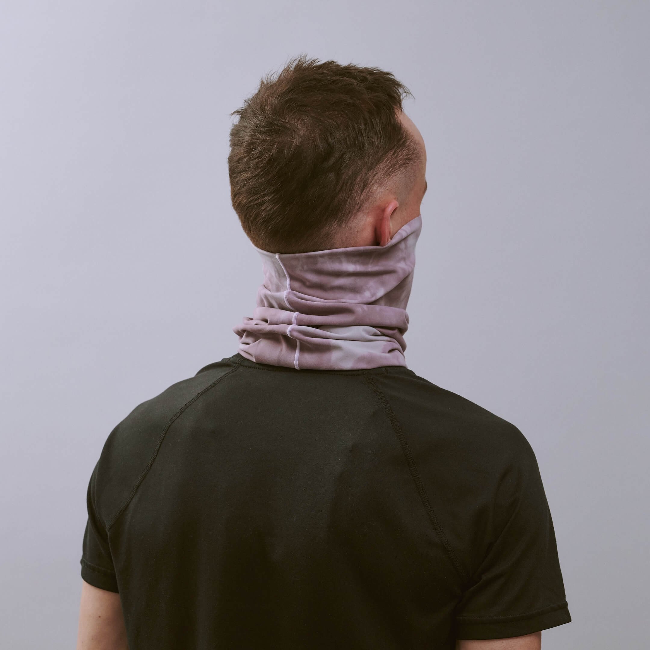 vaga-tie-dye-running-neck-gaiter-purple-pink-offwhite-r-model-angle.jpg