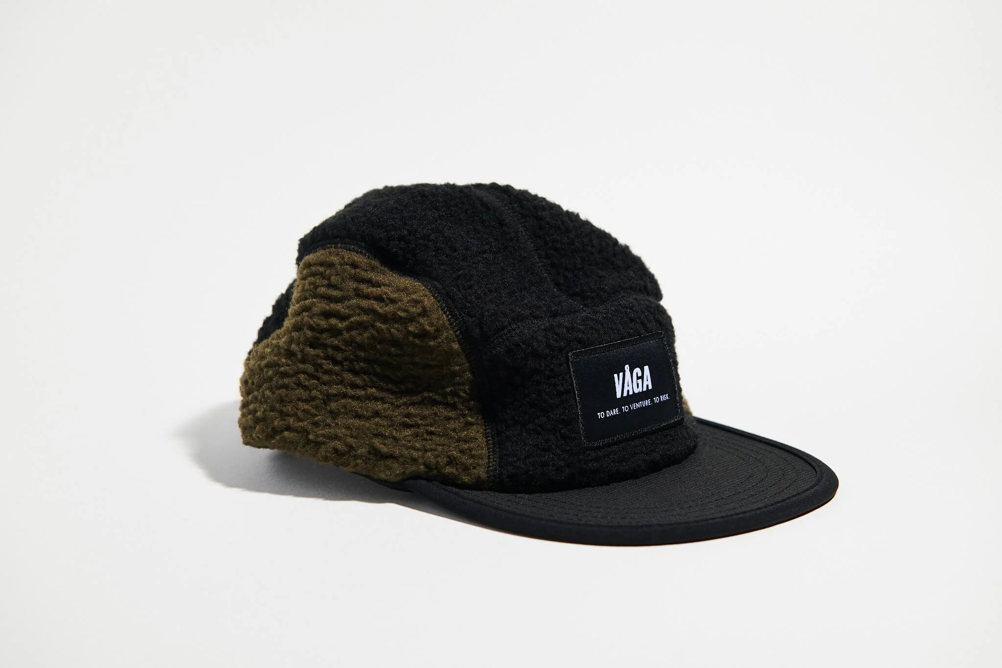 våga-teddy-fleece-cap-black-utlity-green-angle.jpg
