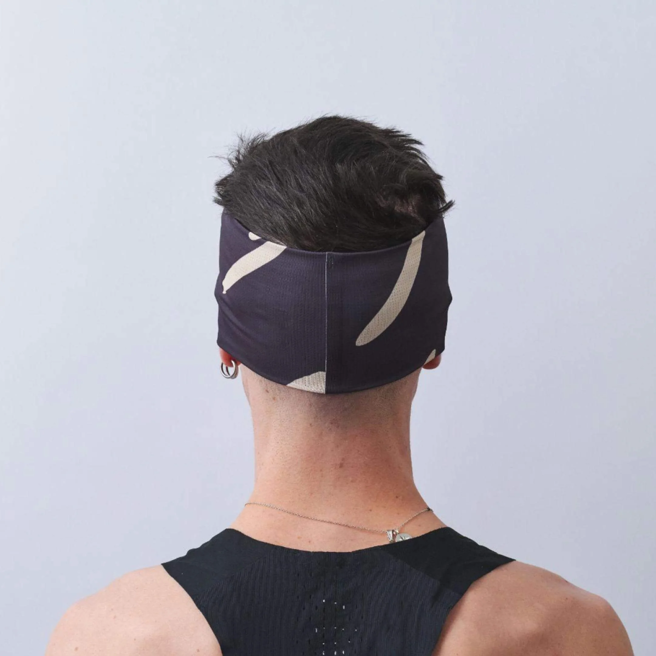 vaga-lightweight-mesh-running-headband-charcoal-taupe-model-back.jpg