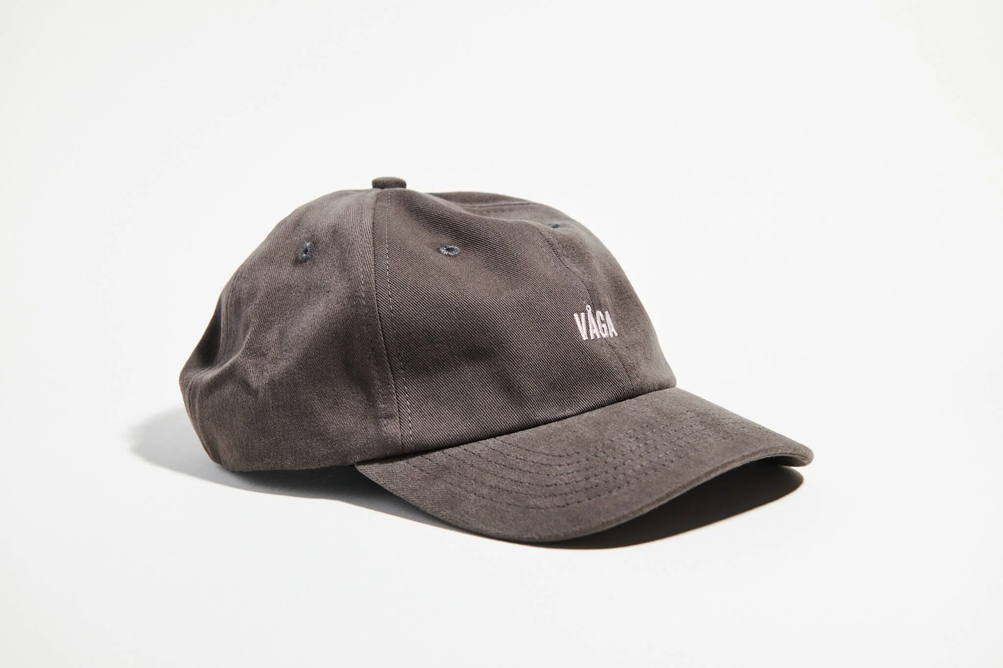 våga-washed-cotton-lifestyle-cap-washed-charcoal-black-angle.jpg