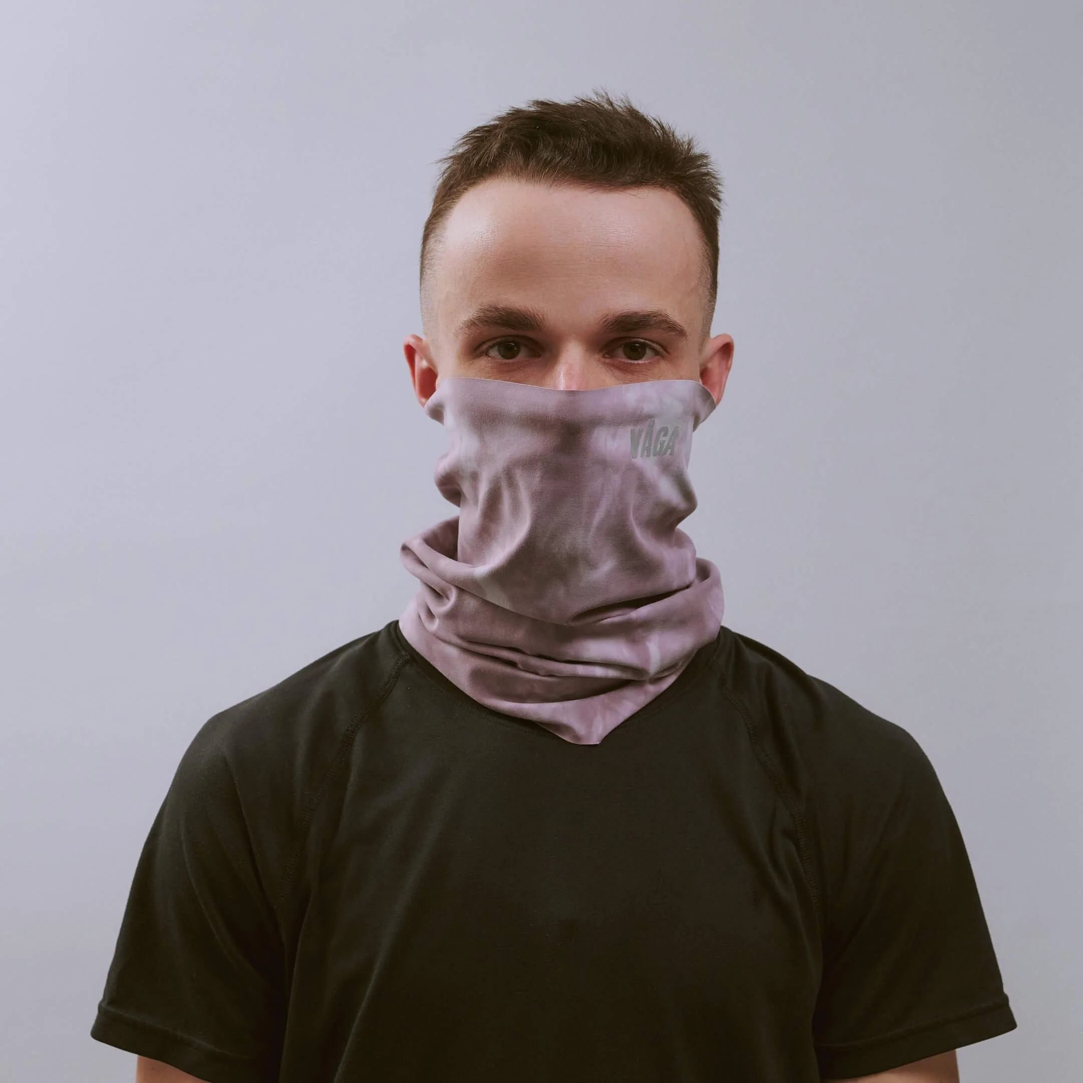 vaga-tie-dye-running-neck-gaiter-purple-pink-offwhite-r-model-front.jpg