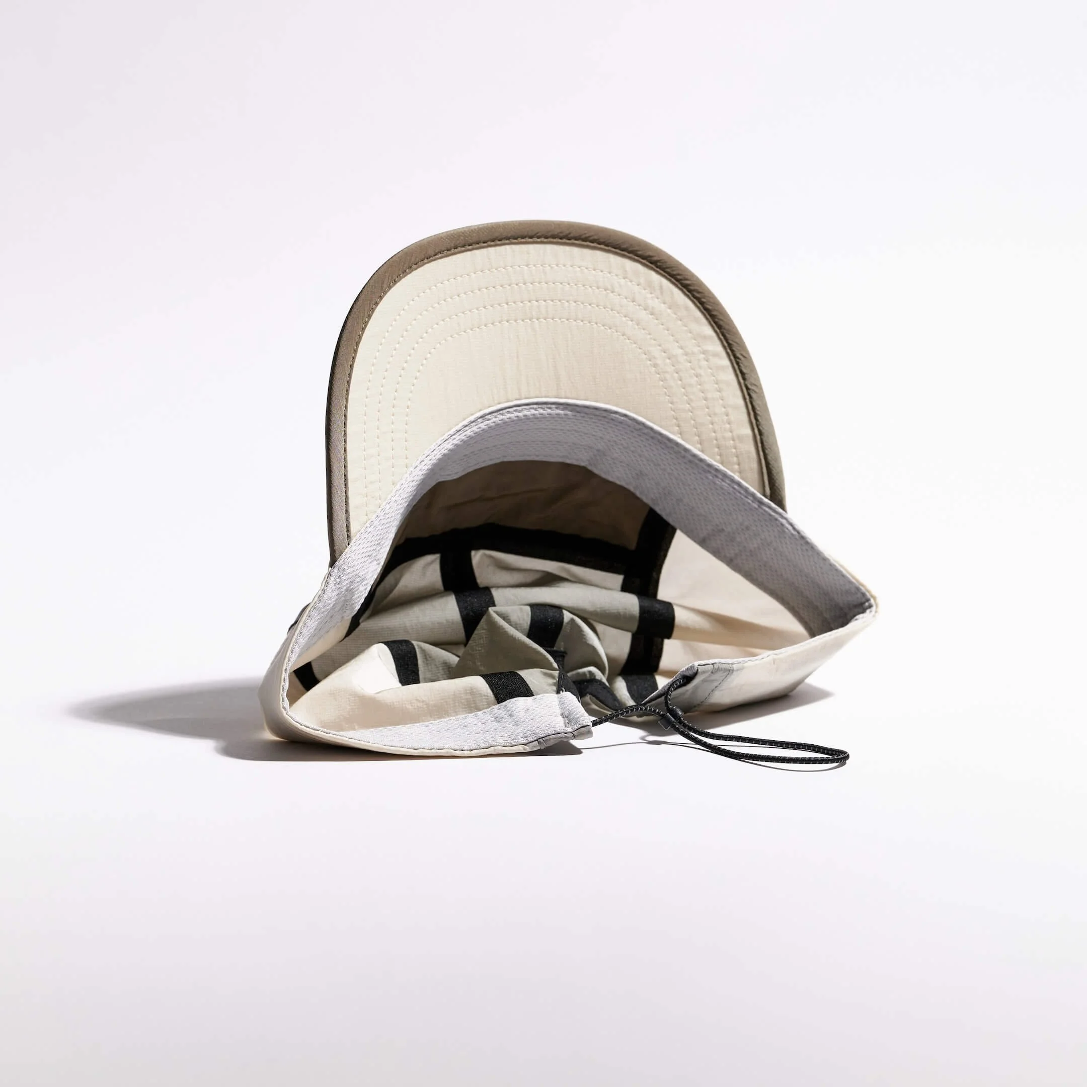vaga-pacer-cap-running-cap-taupe-aluminiumgrey-dustgrey-underside.jpg