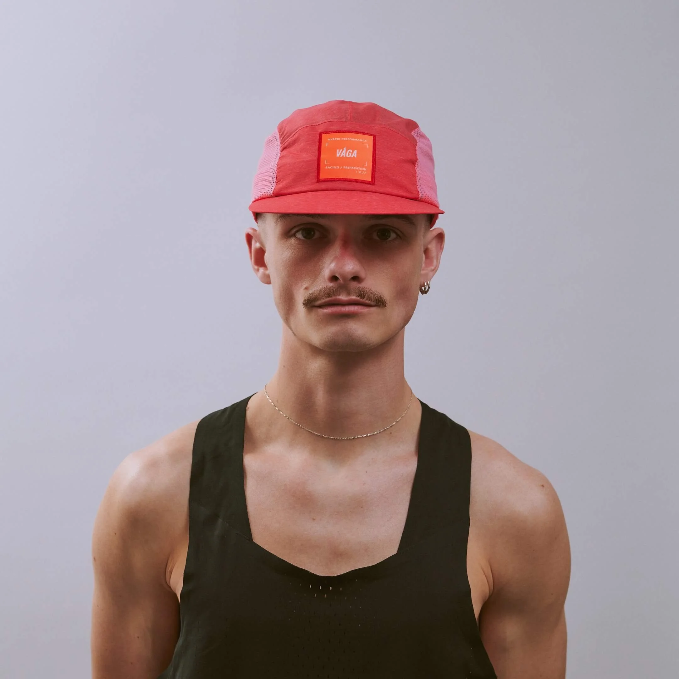 vaga-mesh-flex-running-cap-darkpink-pink-r-model-front.jpg