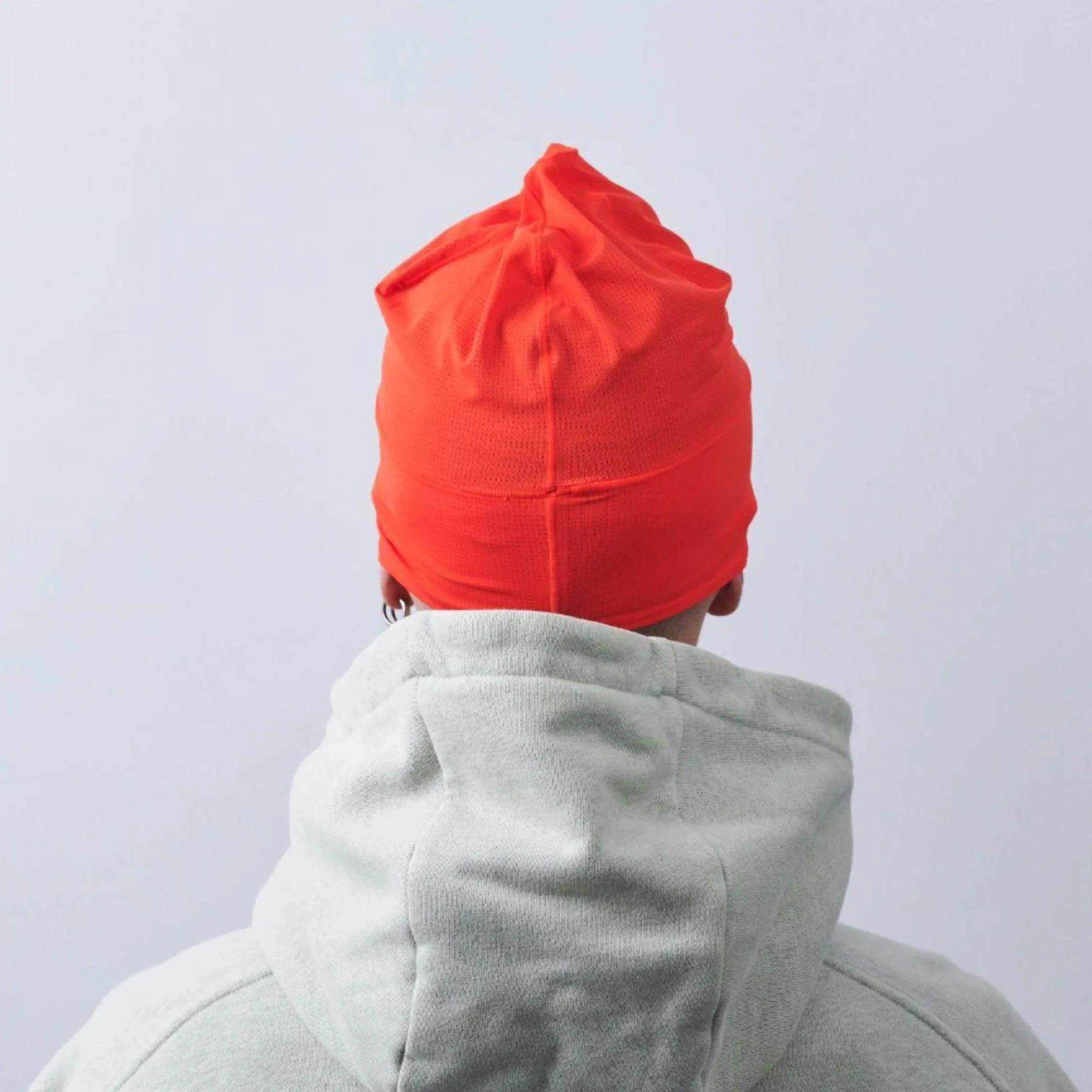 vaga-lightweight-mesh-skull-cap-running-beanie-neonpeach-model-back.jpg