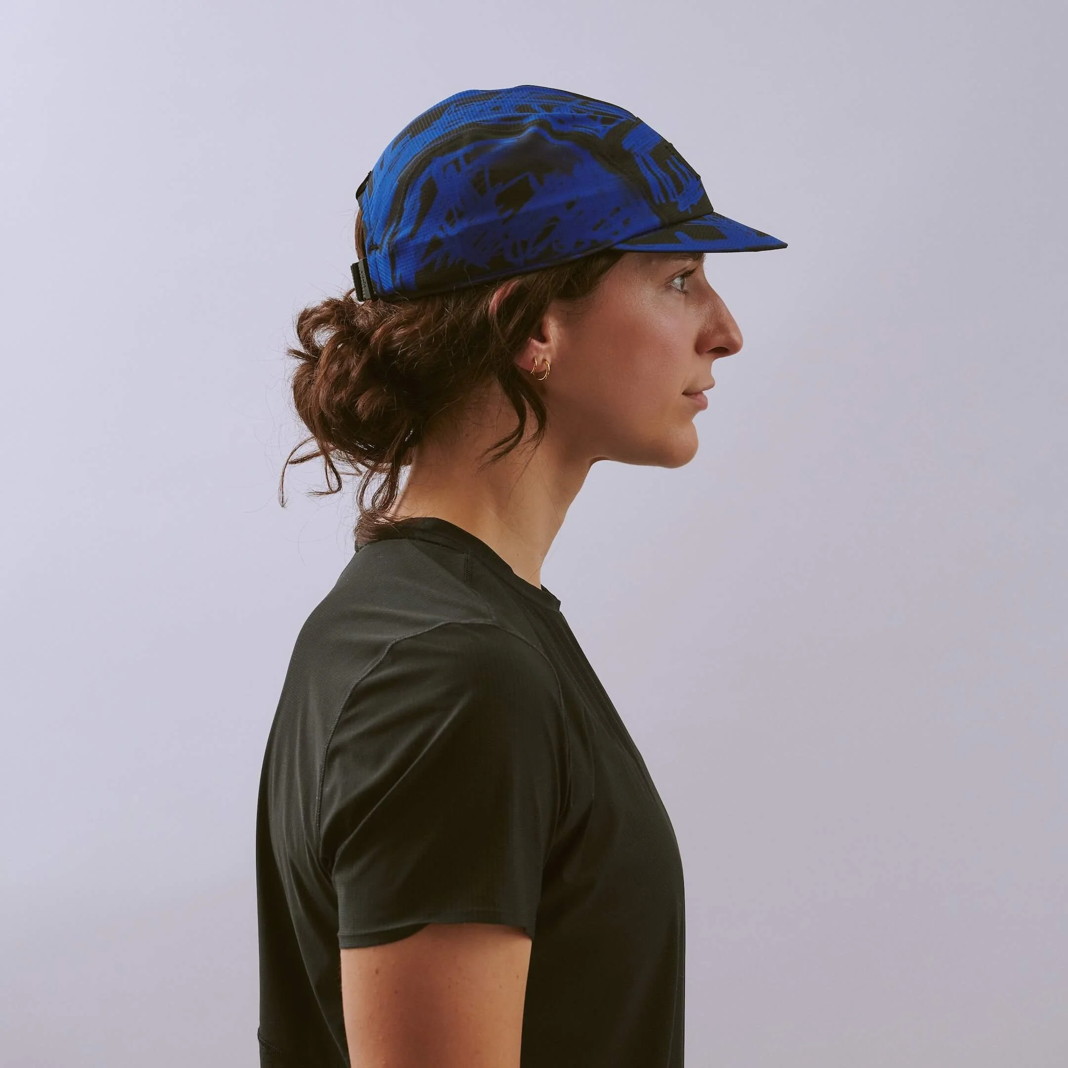 vaga-scribble-running-cap-electricblue-black-l-model-profile.jpg