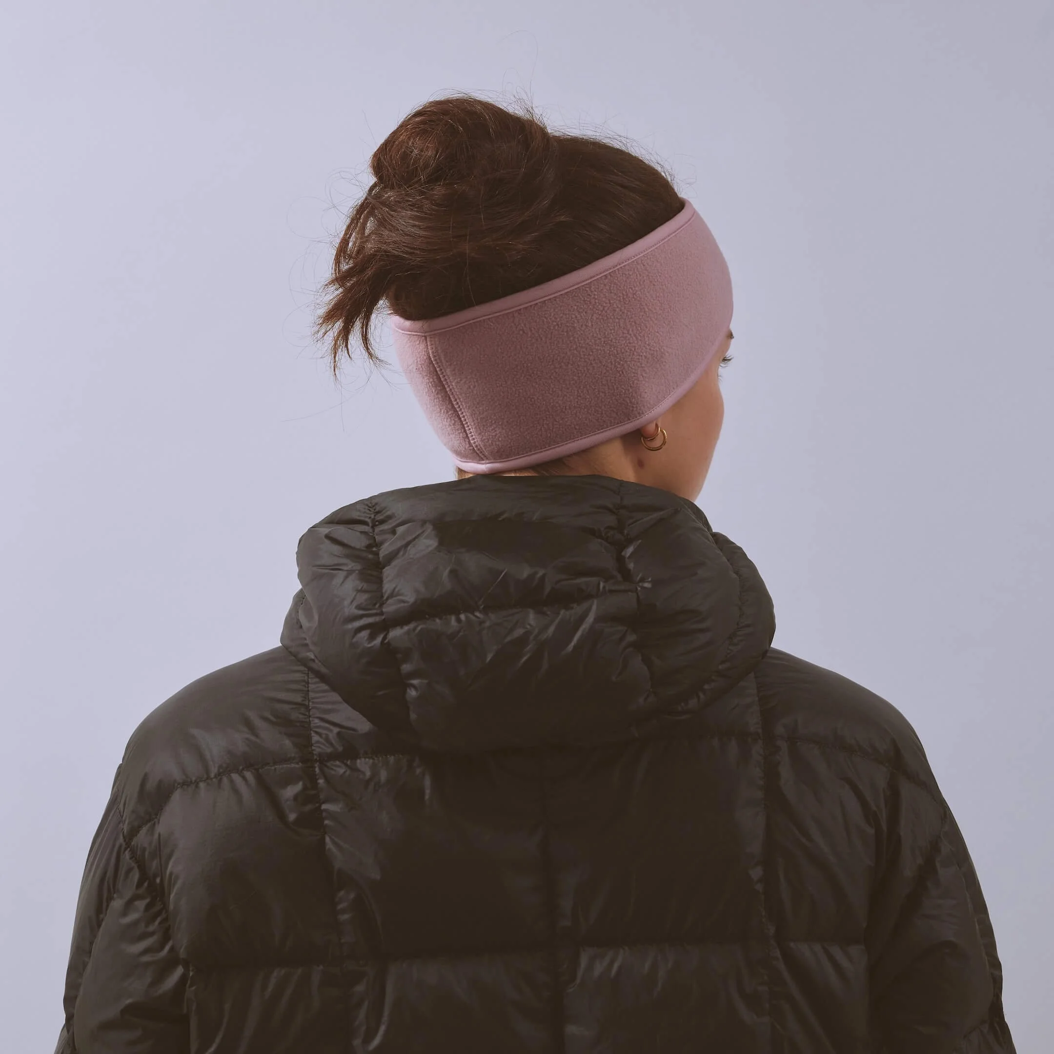 vaga-fleece-running-headband-duskyrose-model-back-angle.jpg