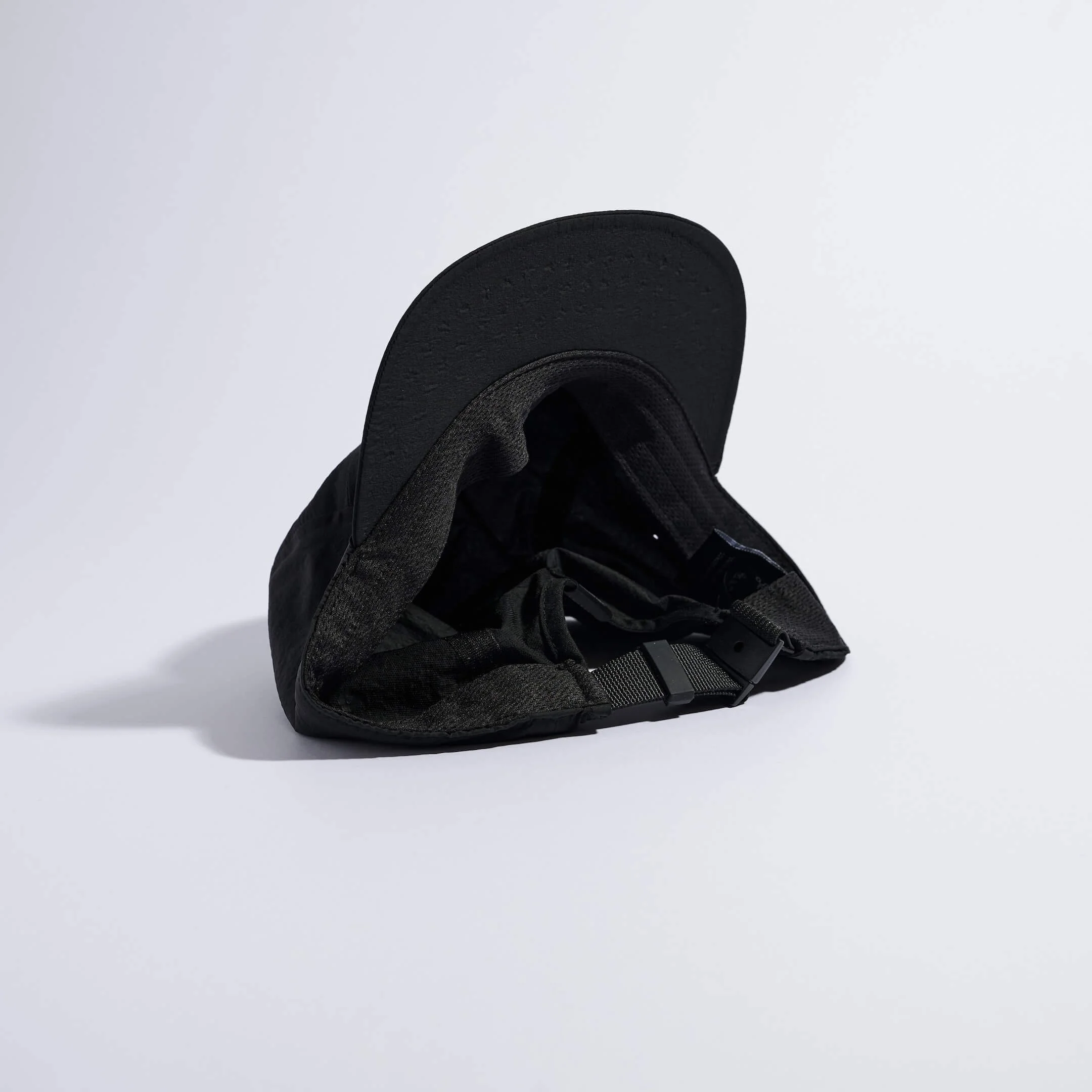 vaga-feather-edge-cap-racing-cap-black-underneath.jpg