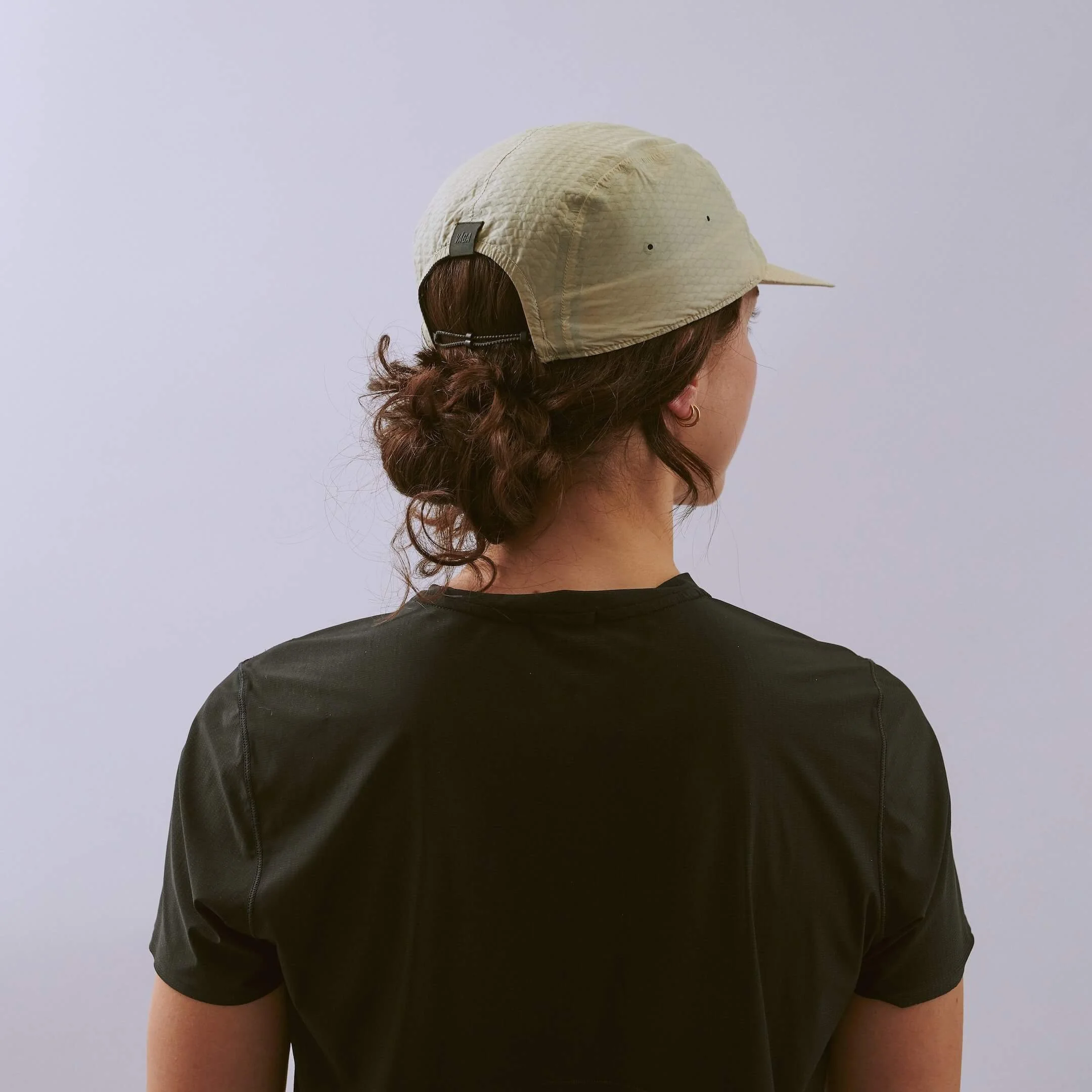 vaga-viper-lite-cap-textured-running-cap-taupe-l-model-angle.jpg