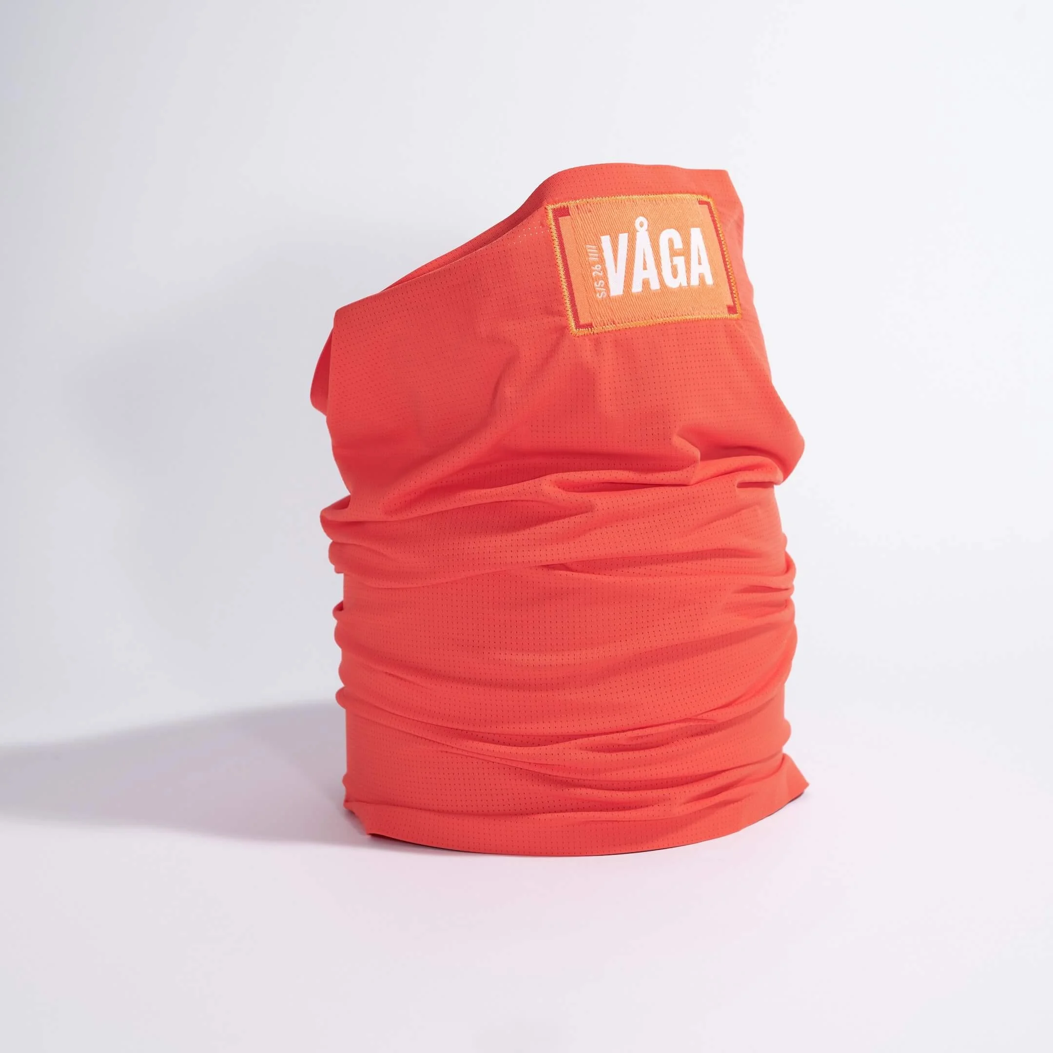 vaga-lightweight-mesh-running-neck-gaiter-neonpeach-stood.jpg