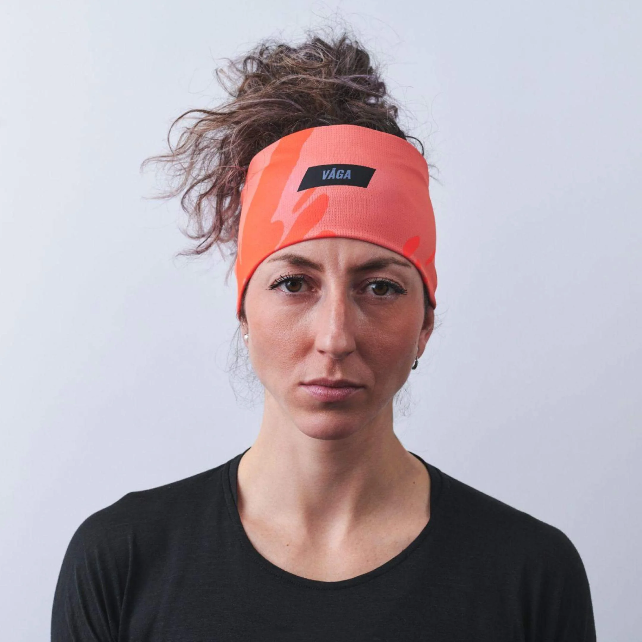 vaga-lightweight-mesh-running-headband-clayred-coral-model-front.jpg