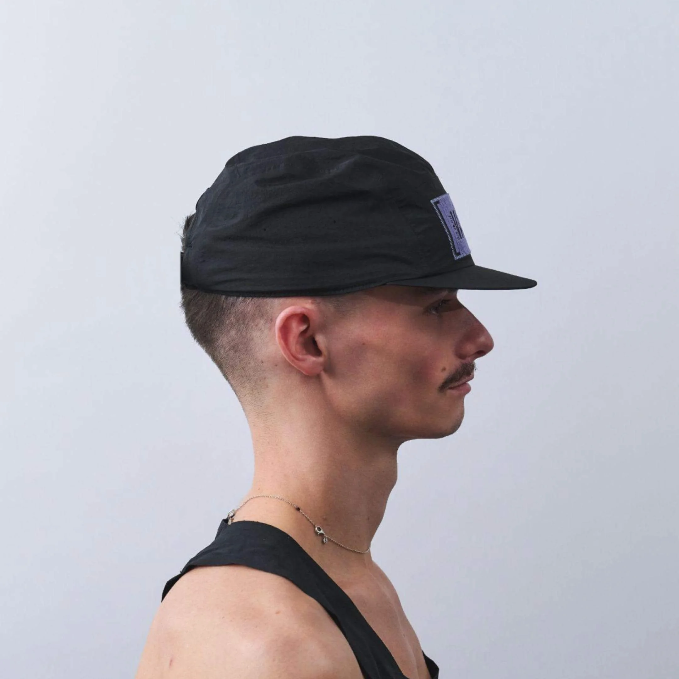 vaga-feather-edge-cap-racing-cap-black-model-profile.jpg