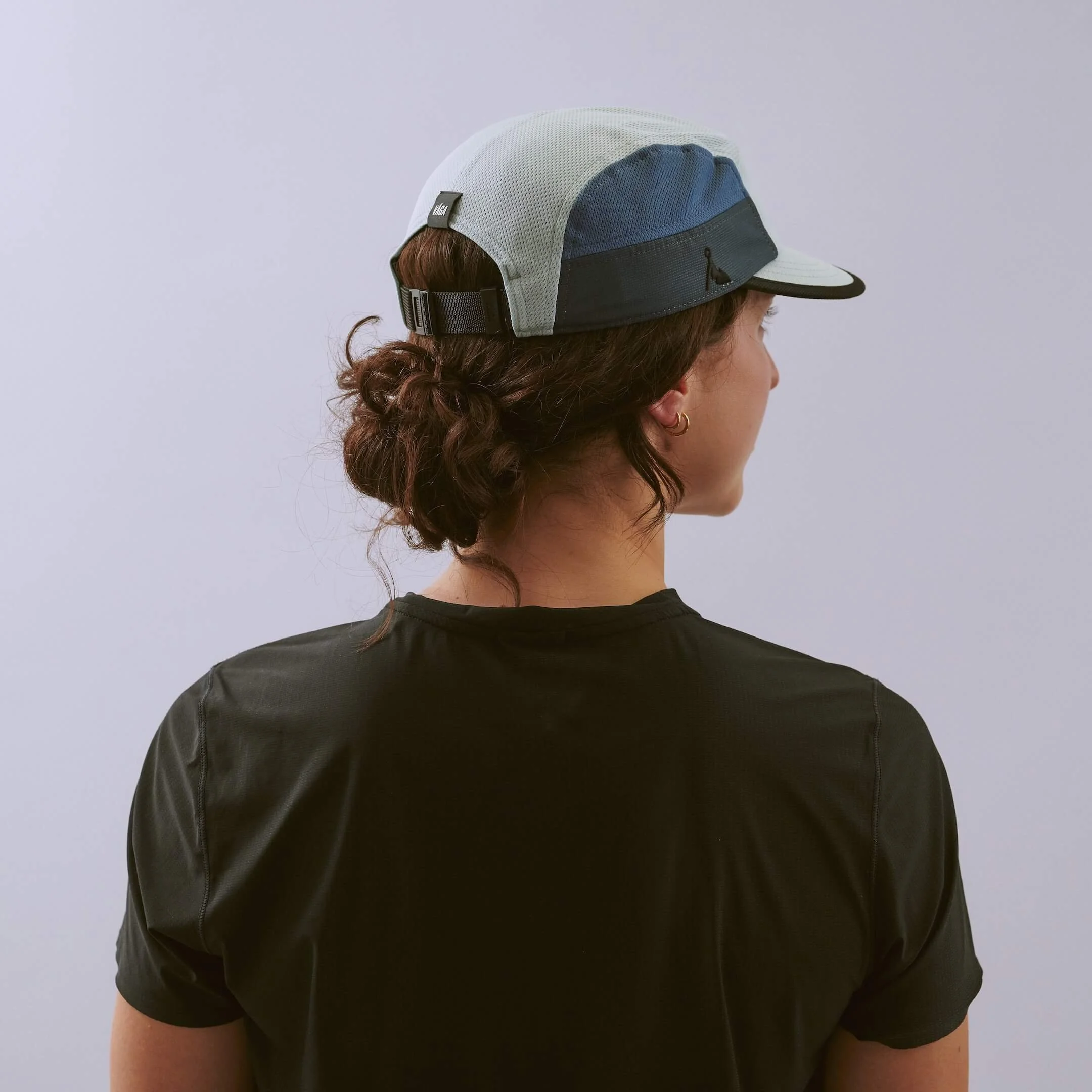 vaga-club-cap-running-cap-Mint-Teal-Black-l-model-angle.jpg