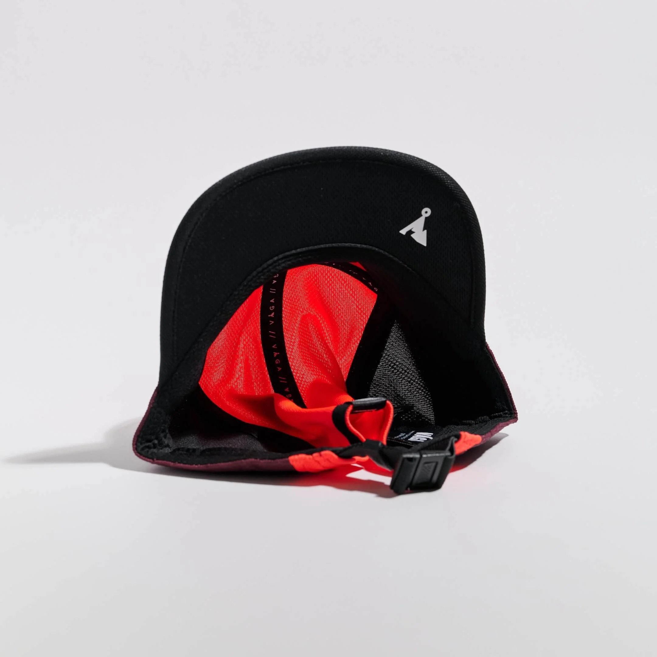 vaga-club-cap-running-cap-neoncoral-red-bordeaux-underneath.jpg