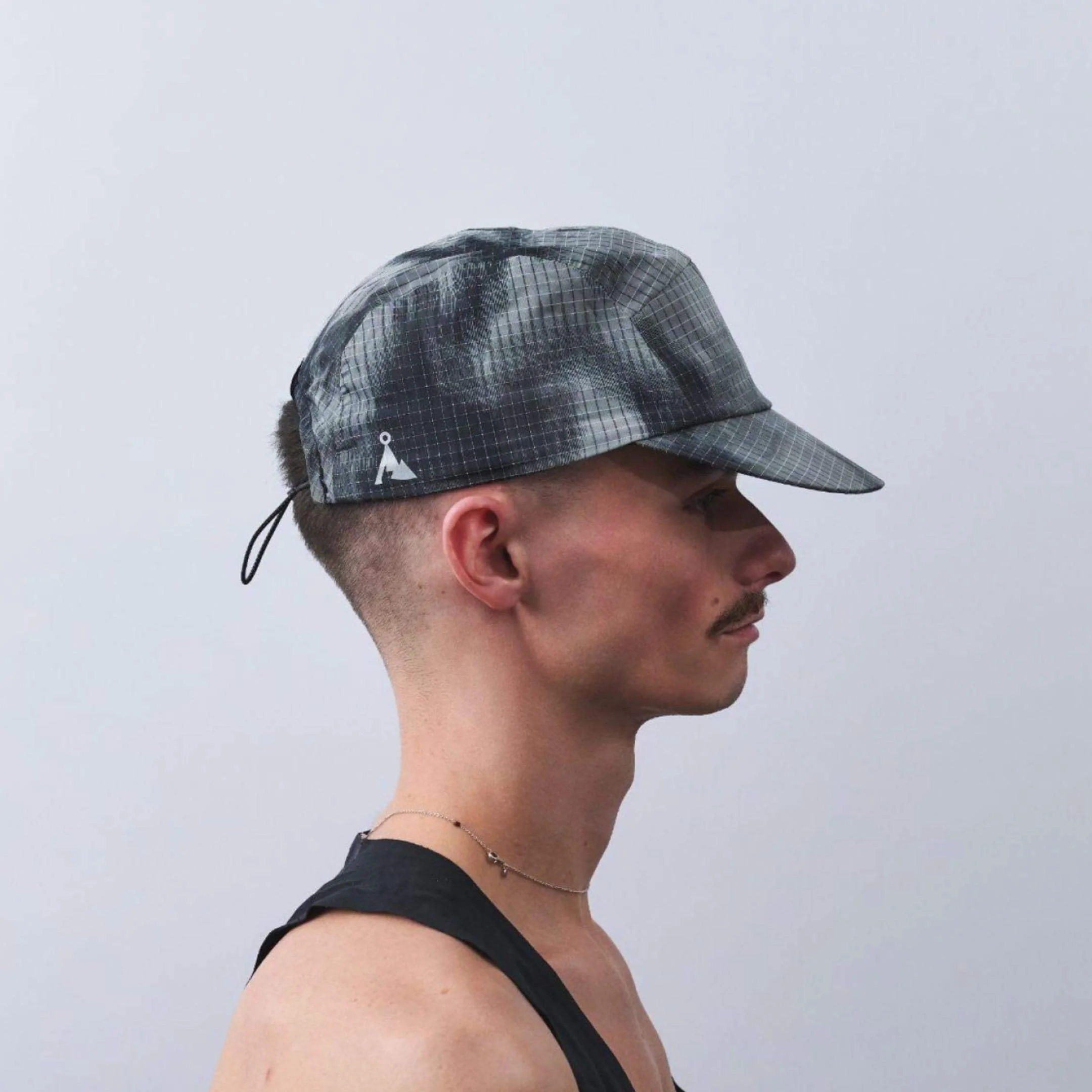 vaga-night-club-reflective-running-cap-black-grey-model-profile.jpg