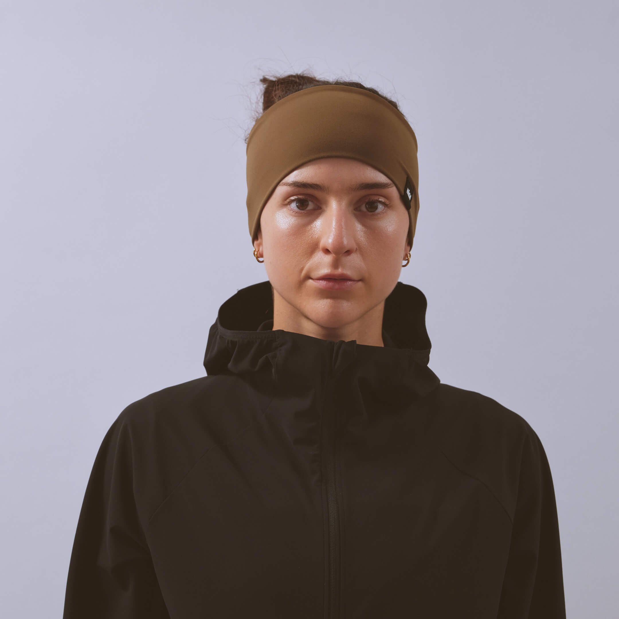 vaga-jersey-midweight-running-headband-taupe-model-front.jpg