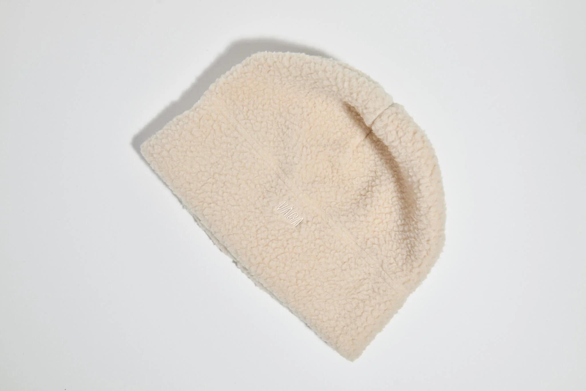 våga-teddy-fleece-beanie-ecru-angle.jpg