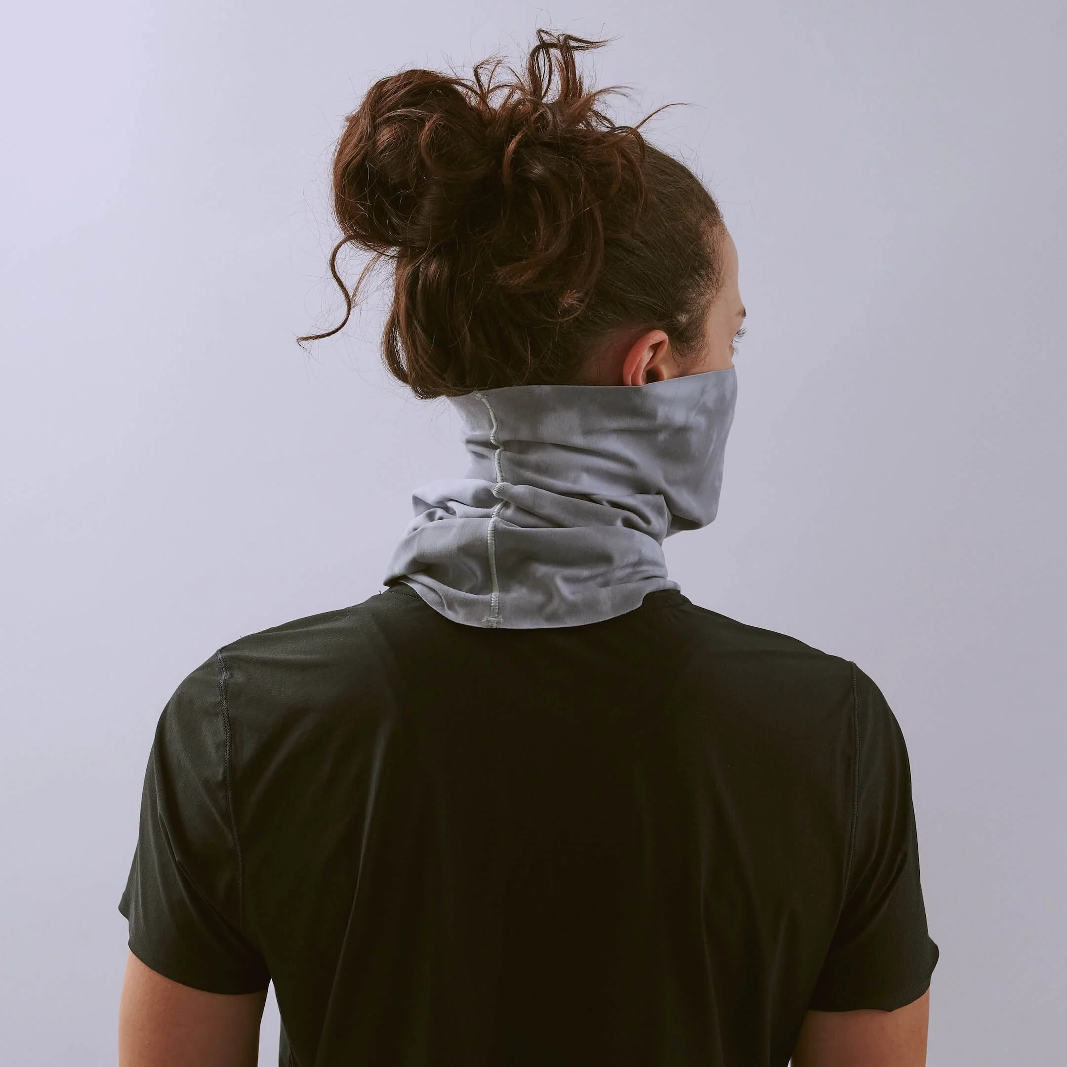 vaga-tie-dye-running-neck-gaiter-darkgrey-lightgrey-l-model-angle.jpg