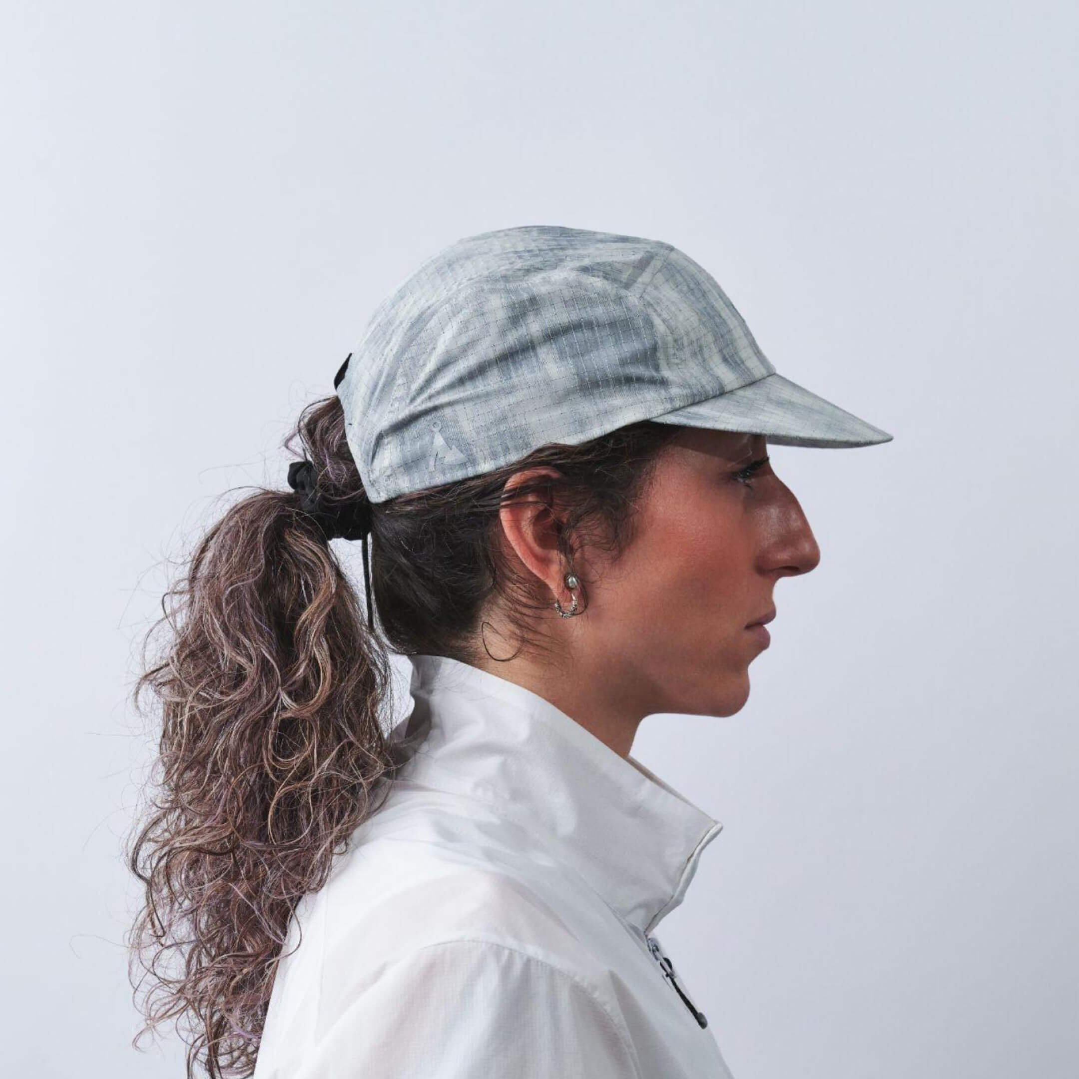 vaga-night-club-reflective-running-cap-lightgrey-silver- model-profile.jpg