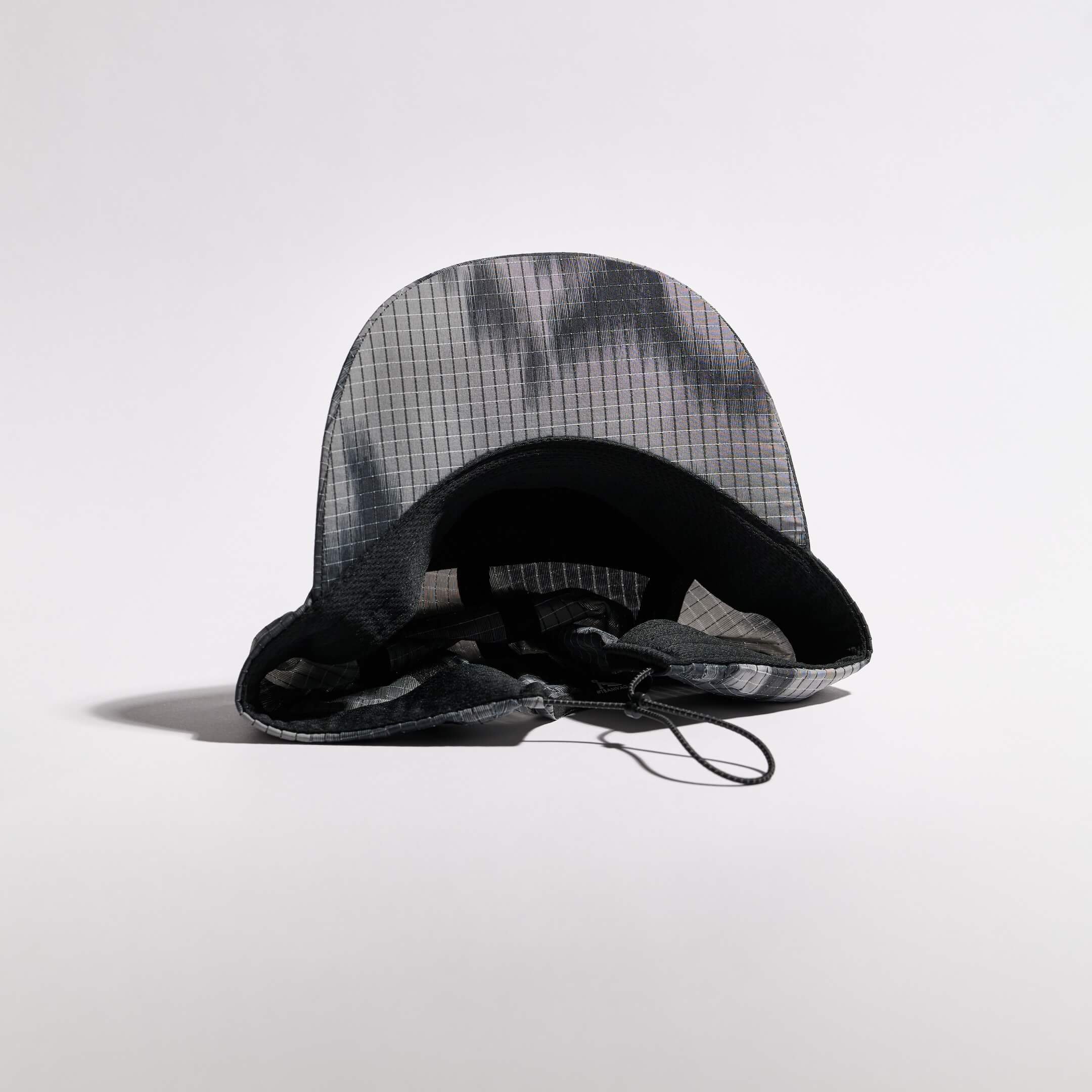 vaga-night-club-reflective-running-cap-black-grey-underside.jpg