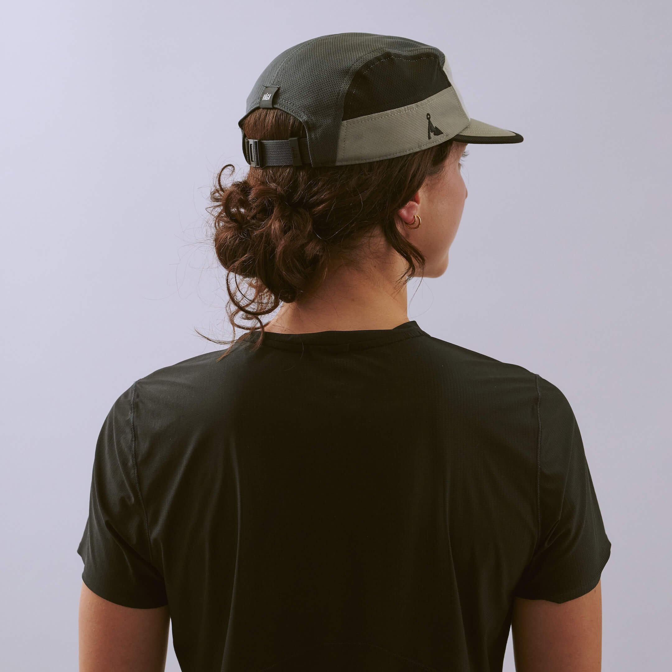 vaga-club-cap-running-cap-LightGrey-MidGrey-Black-l-model-angle.jpg