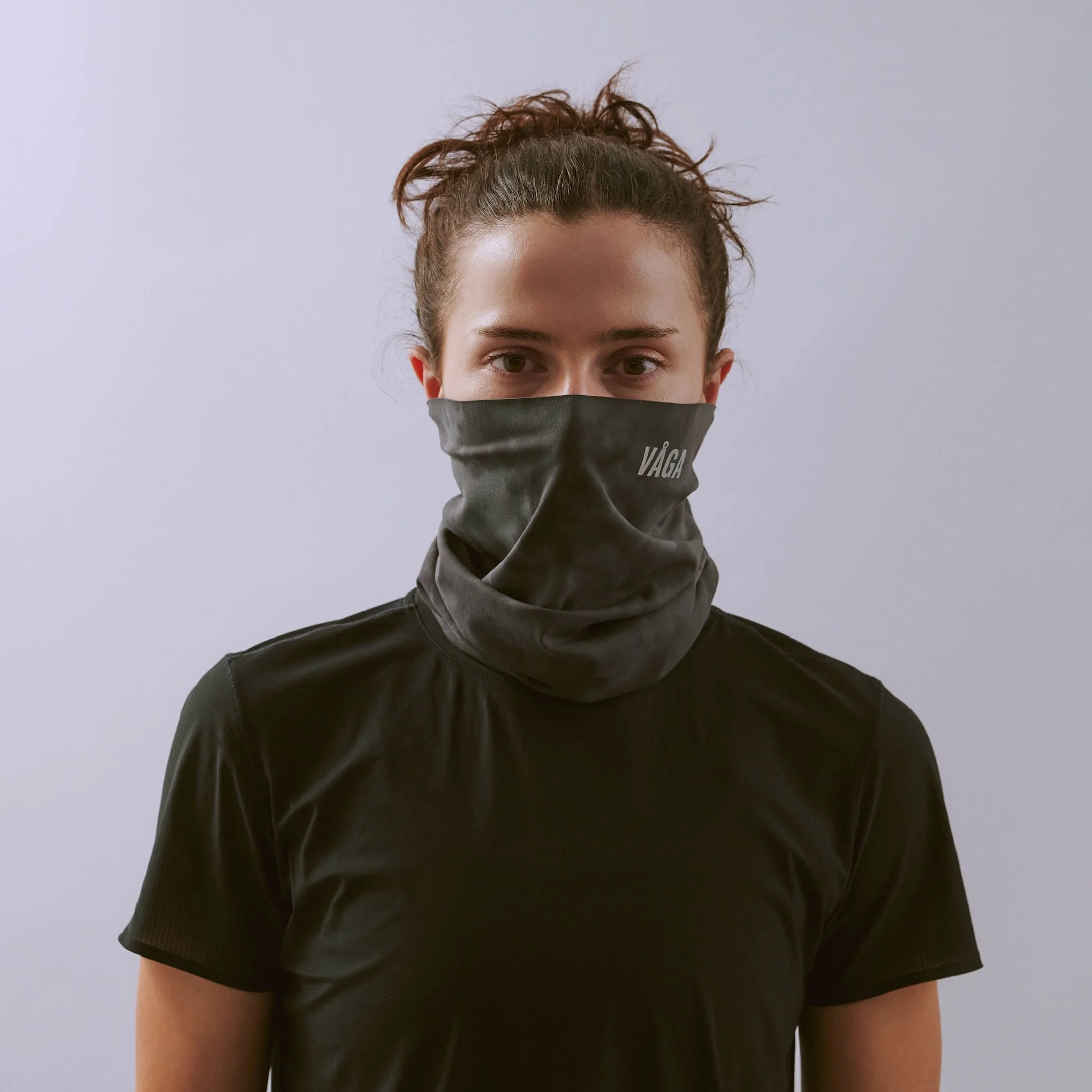 vaga-tie-dye-running-neck-gaiter-black-charcoal-l-model-front.jpg