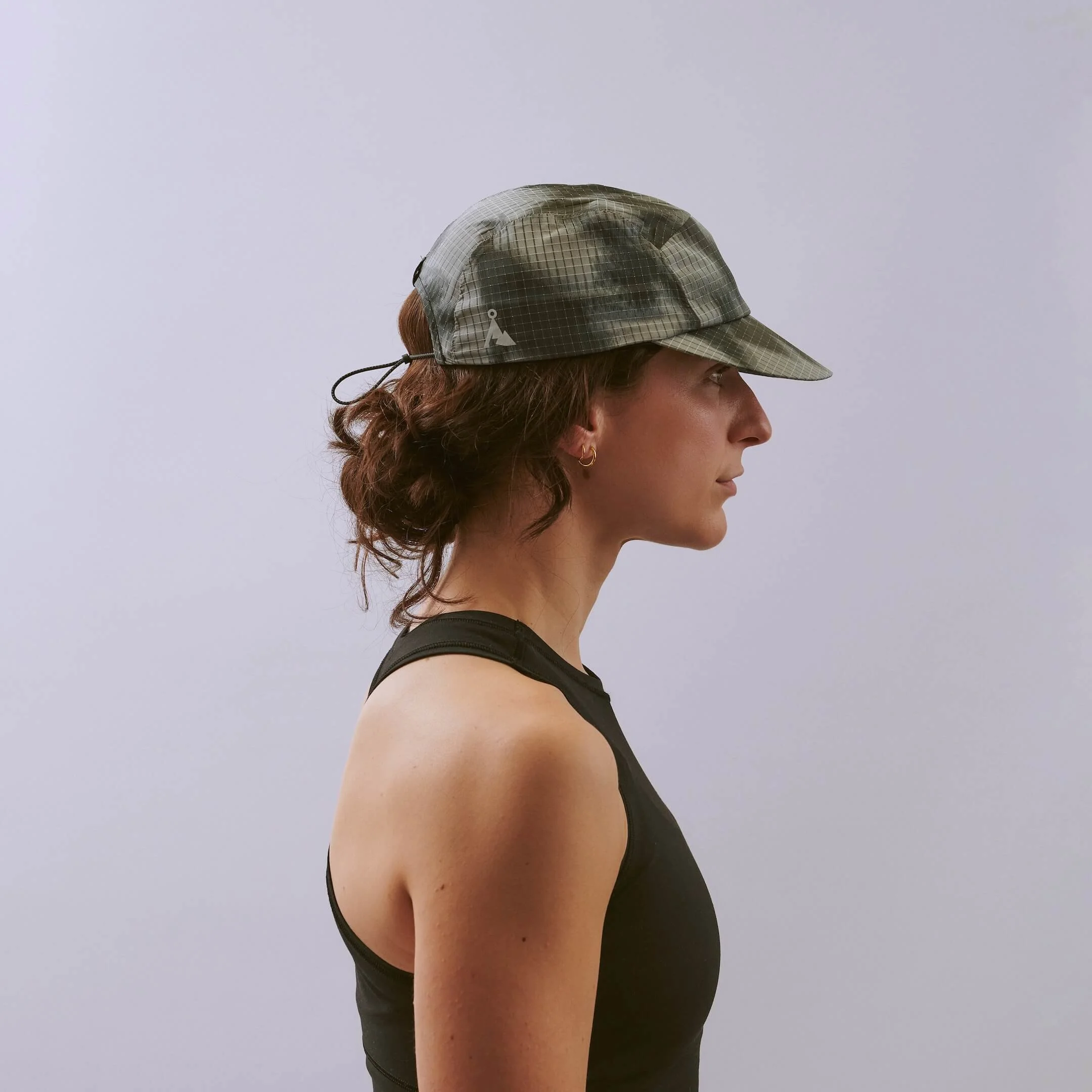 vaga-night-club-reflective-running-cap-black-grey-l-model-profile.jpg