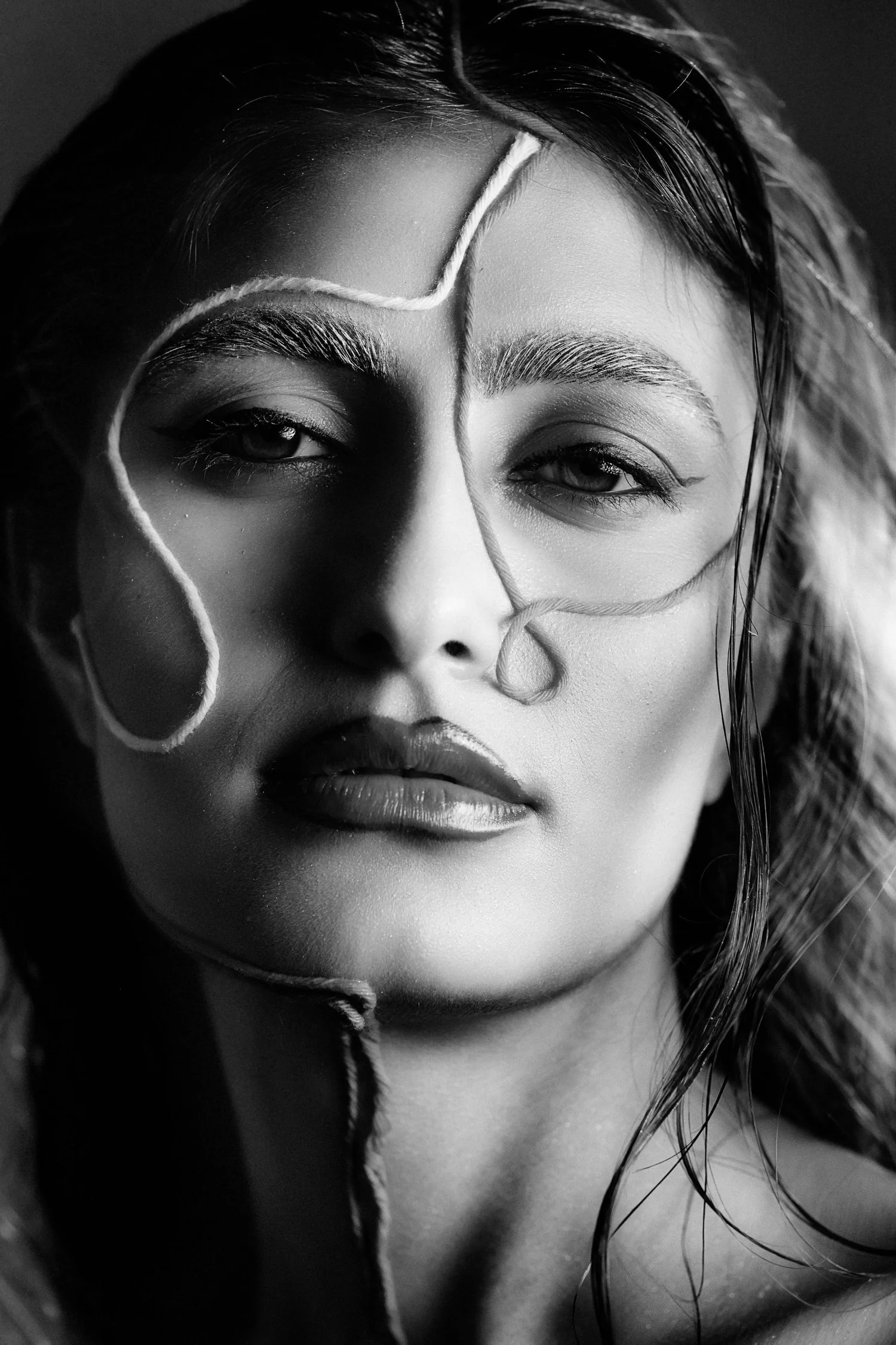 Editorial-Porträt in Schwarz-Weiss mit grafischem Face-Painting