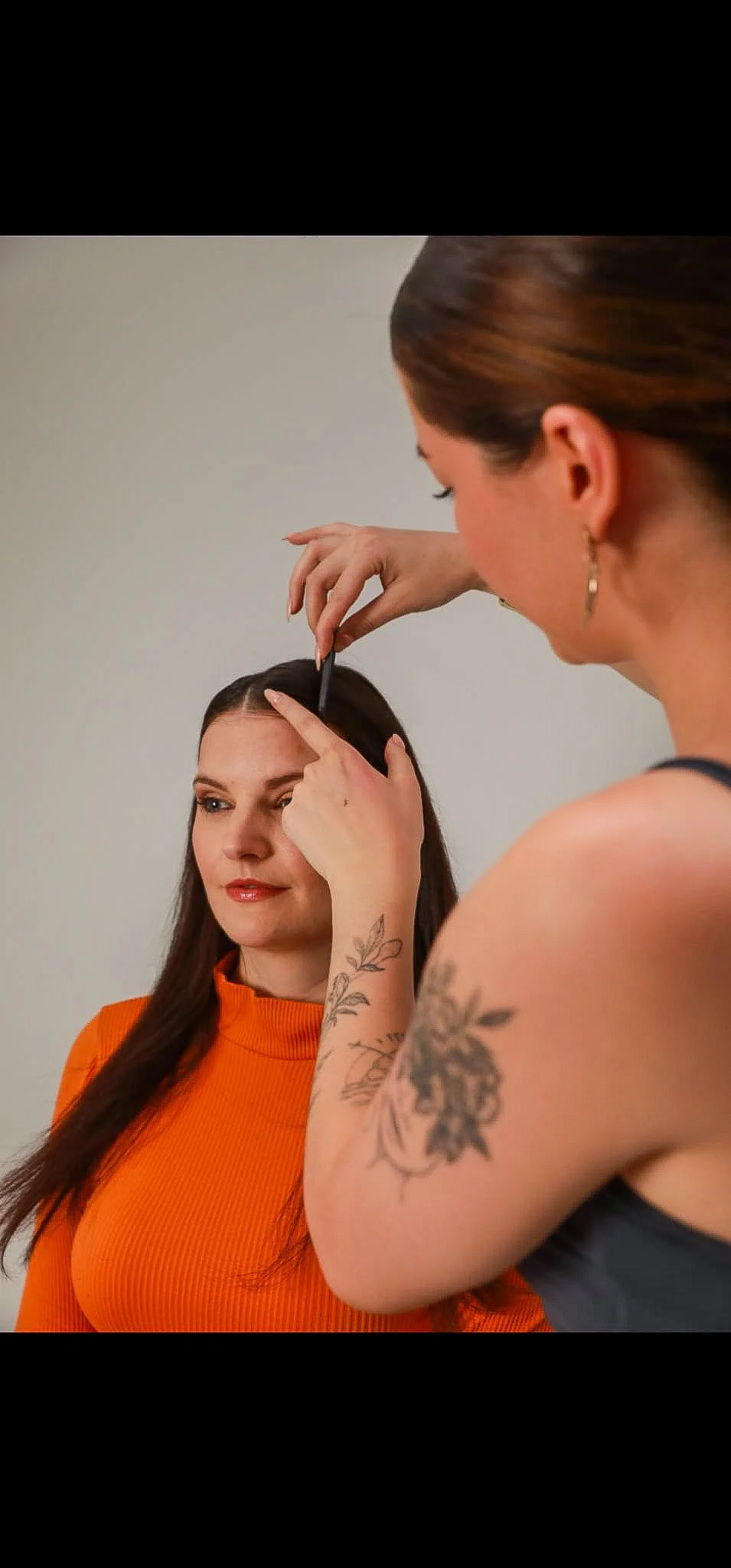 Réka Öri beim Hairstyling einer Kundin