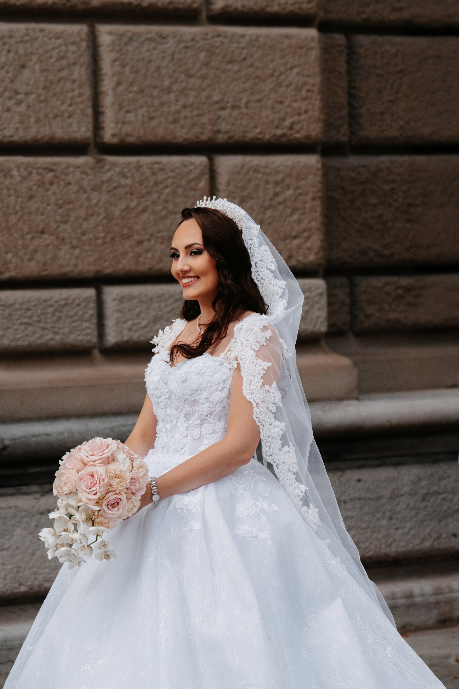 Braut mit Schleier und Blumenstrauss