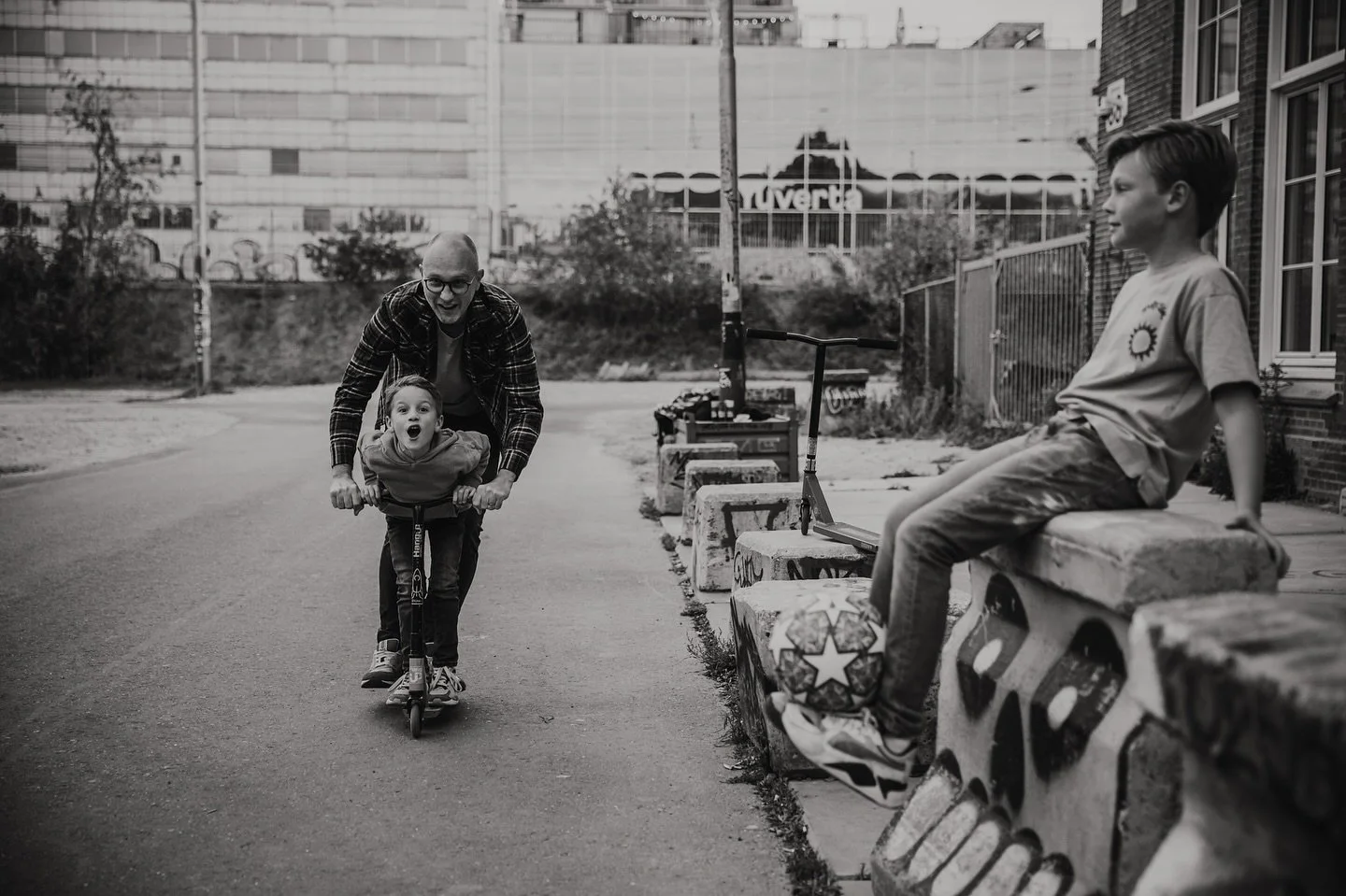 Dit was me toch een leuke shoot! Heerlijk in eigen stad en neem jullie snel mee in het verhaal maar ik duik eerst nog even in de selectie 😅. Bomvol energie in elk geval met deze jongens 🤩.