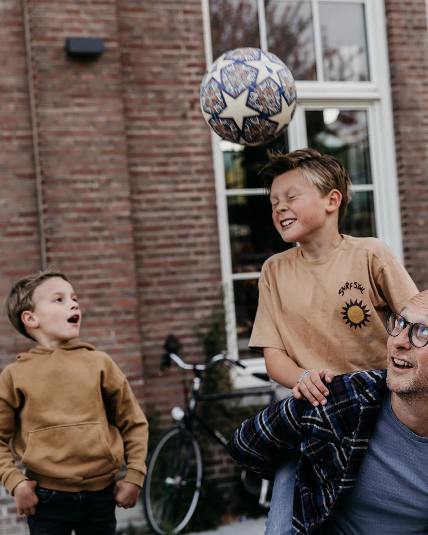 Doe mij zo&rsquo;n gezinsshoot maar elke week! Zo leuk was dit met deze boys vol energie. Lekker in eigen stad met een te gekke graffiti wand. Sinds een tijdje mag iedereen hier verf spuiten, hoe leuk! Dit gezin kwam zelf met het idee om de shoot hie