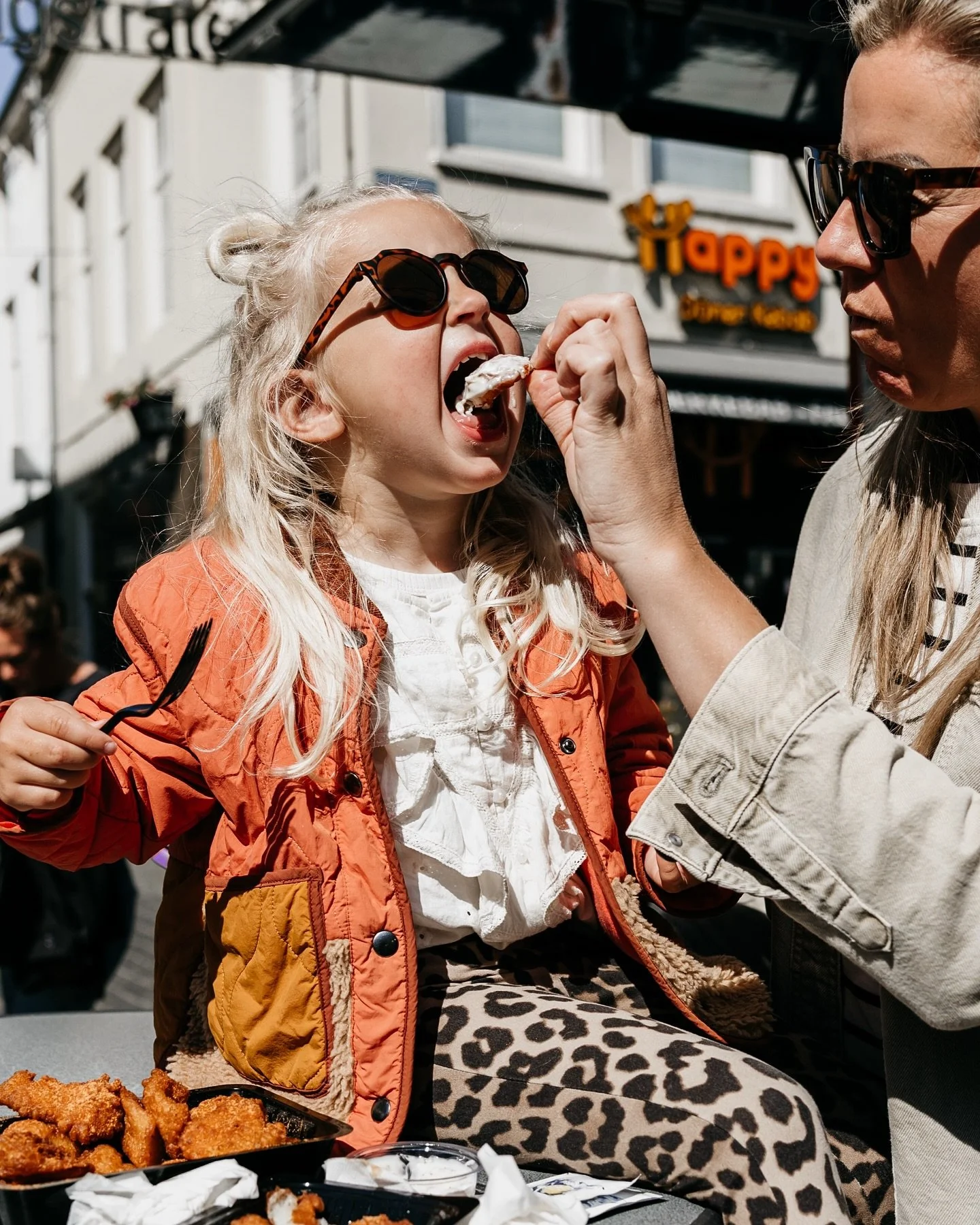 D&rsquo;r broer zat al op school die vrijdagochtend. Of eigenlijk elke vrijdagochtend. Dat is de ochtend van haar en haar moeder. Nog even, want dan is het ook tijd voor haar om naar school te gaan. Nu nog even niet, nu mag ze nog mee naar de markt. 