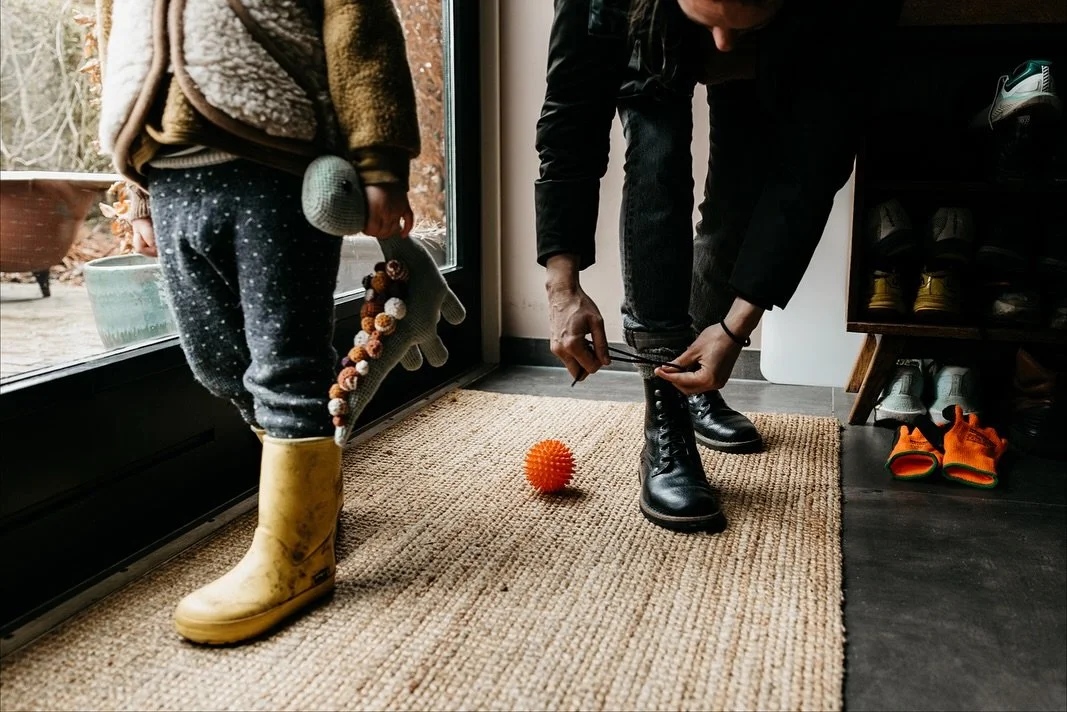 Bij wie staat &ldquo;ie&rdquo; al? 

Wordt je nu heeeel blij van samen de boom uitzoeken, in de auto hijsen of lekker op het dak knopen, warme chocomel drinken terwijl je het stof blaast van alle ballen, de piek installeren, dansen rond de boom op je