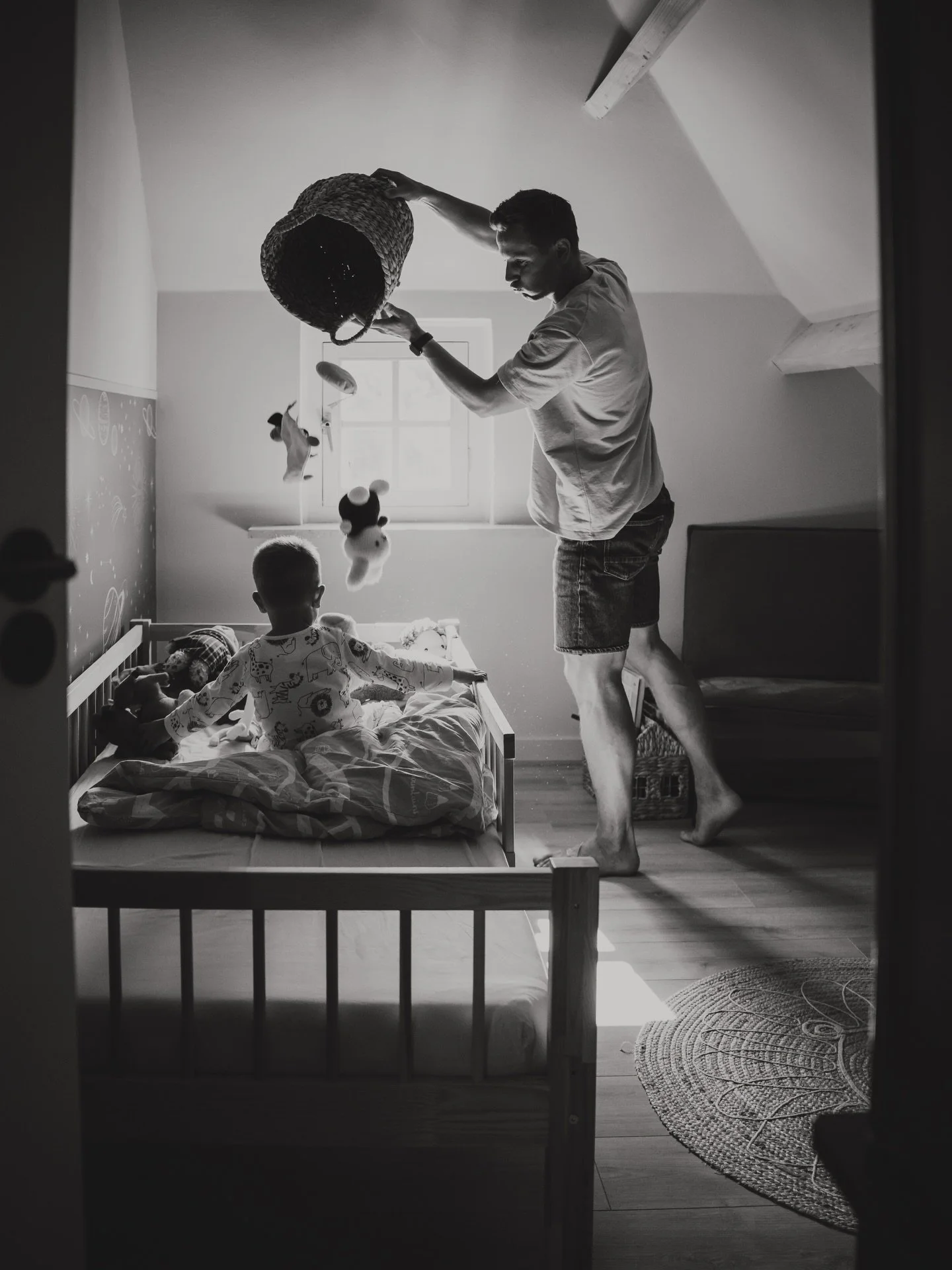 Ik was een jaar of 5 en had de kleinste slaapkamer in huis. Mijn broers sliepen samen in de kamer ernaast, in een stapelbed. Ik vond het fijn en knus, die kleine kamer. En als mijn oudste broer dan bij oma ging logeren mochten mijn andere broer en ik