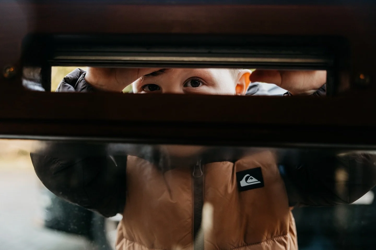 We lopen door de gang en ik hoor de gedempte kinderstemmen en gilletjes.
Ze herinneren mijn neefje en nichtje nog en laten de groep zien. Het is een fijne plek maar vreemd nog.
Ondertussen voel ik kleine trapjes, hij is wakker..

Dat dit 4 jaar g