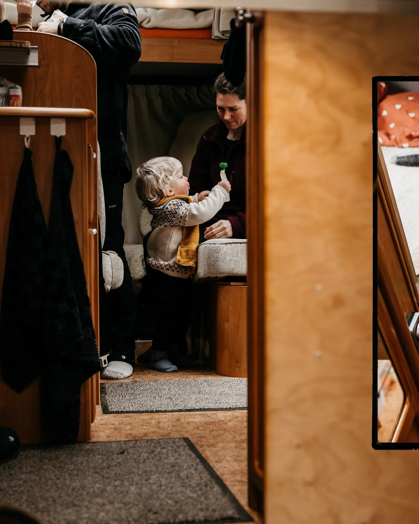 Camperlife ❄️

Vroeger gingen we nog wel eens kamperen tussen Hemelvaart en Pinksteren. Overdag was het heerlijk maar in de nachten vroor het zo ongeveer. Dat voelde je als je wakker werd aan je neus. De rest heerlijk warm in de slaapzak alleen je ne