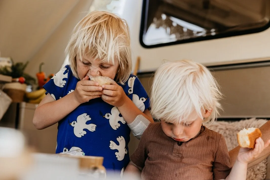 Als mijn ouders vroeger een day in the life hadden geboekt zouden we sowieso om een wasteil gezeten hebben. 

Dat was onze vakantie traditie, pelpinda&rsquo;s eten uit die wasbak.
Wij zaten eromheen, mijn broers en ik, op de grond. &Eacute;&eacute