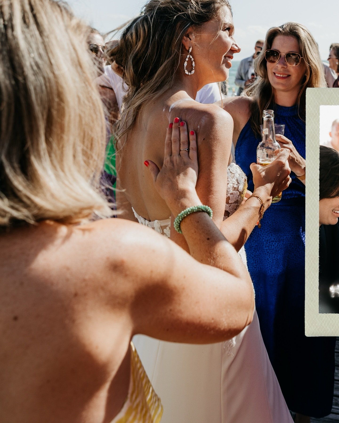 Een droombruiloft aan zee! Geen idee waarom ik hier eigenlijk nog niks van heb gedeeld want wat was dit een heerlijke dag! Rode verbrande neuzen, overal de geur van zonnebrand, zand tussen je tenen en vingers, geplakt aan je armen en kuiten, desperad