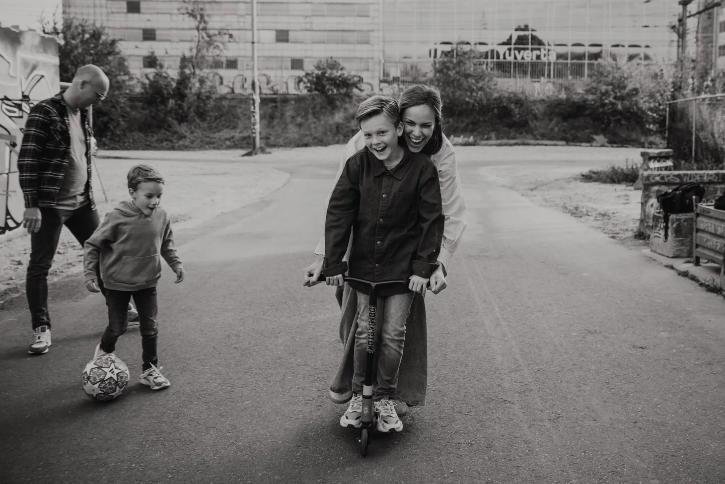 Achter het huis hebben wij een binnenterrein en daar wordt, sinds het weer lekker weer is, hele dagen druk gefietst, gestept, gevoetbald en vliegtuigjes opgelaten. Dat doet me steeds aan deze shoot denken, lekker op de stepjes en crossen maar!

#your