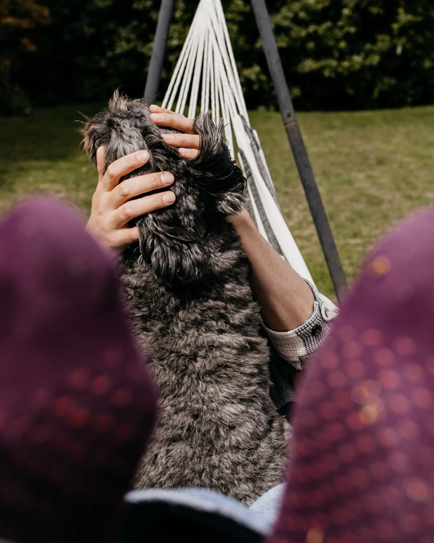 Hoe zijn jullie als niemand kijkt? Als er niemand bij is. Hoe bewegen jullie de dag door en zien jullie elkaar. Hoe lacht de een om de ander en rolt weer een ander kort met zijn ogen. Hoe ziet jullie huis eruit als iemand onverwachts aanbelt, hoe voe
