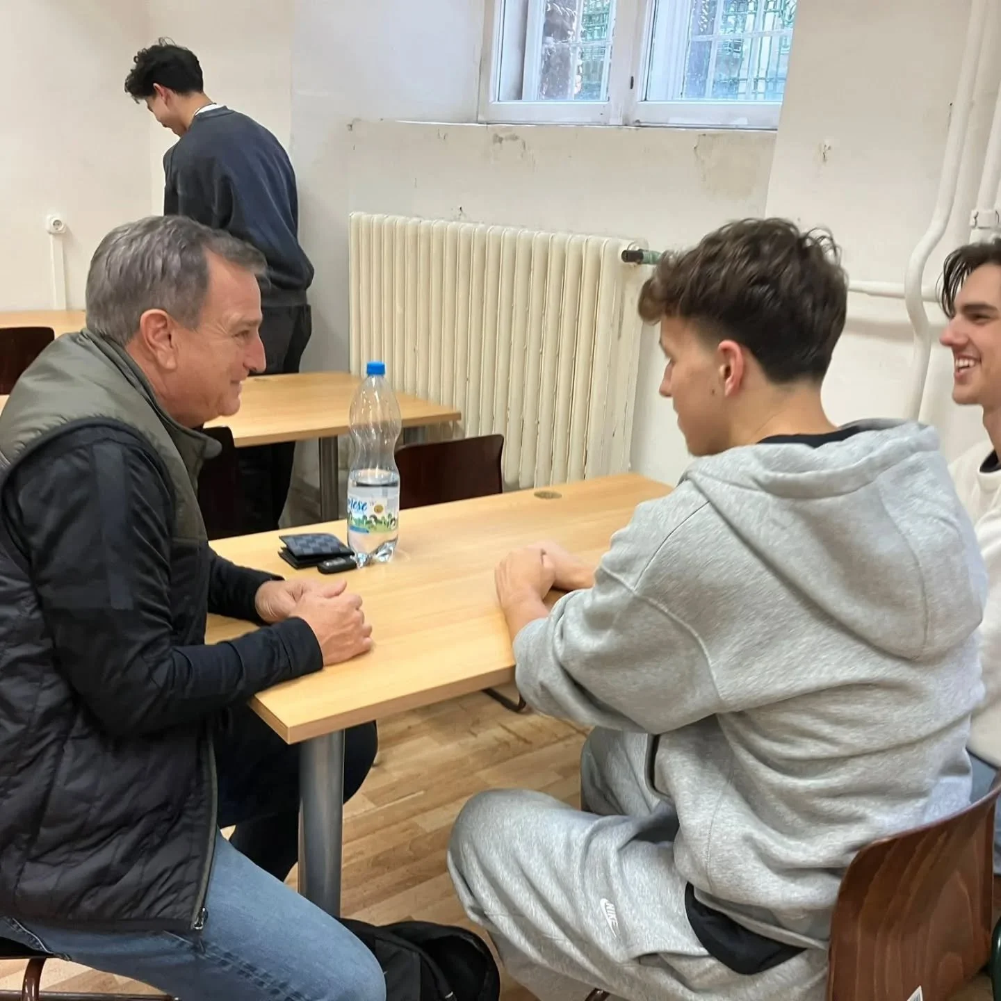 Changing lives in a Hungarian high school with the @celebration_church team - the students were so engaged that it was difficult to end the conversations when the bell rang.

#celebrationchurch #europeaninitiative #spreadthegospel #faithinaction #glo