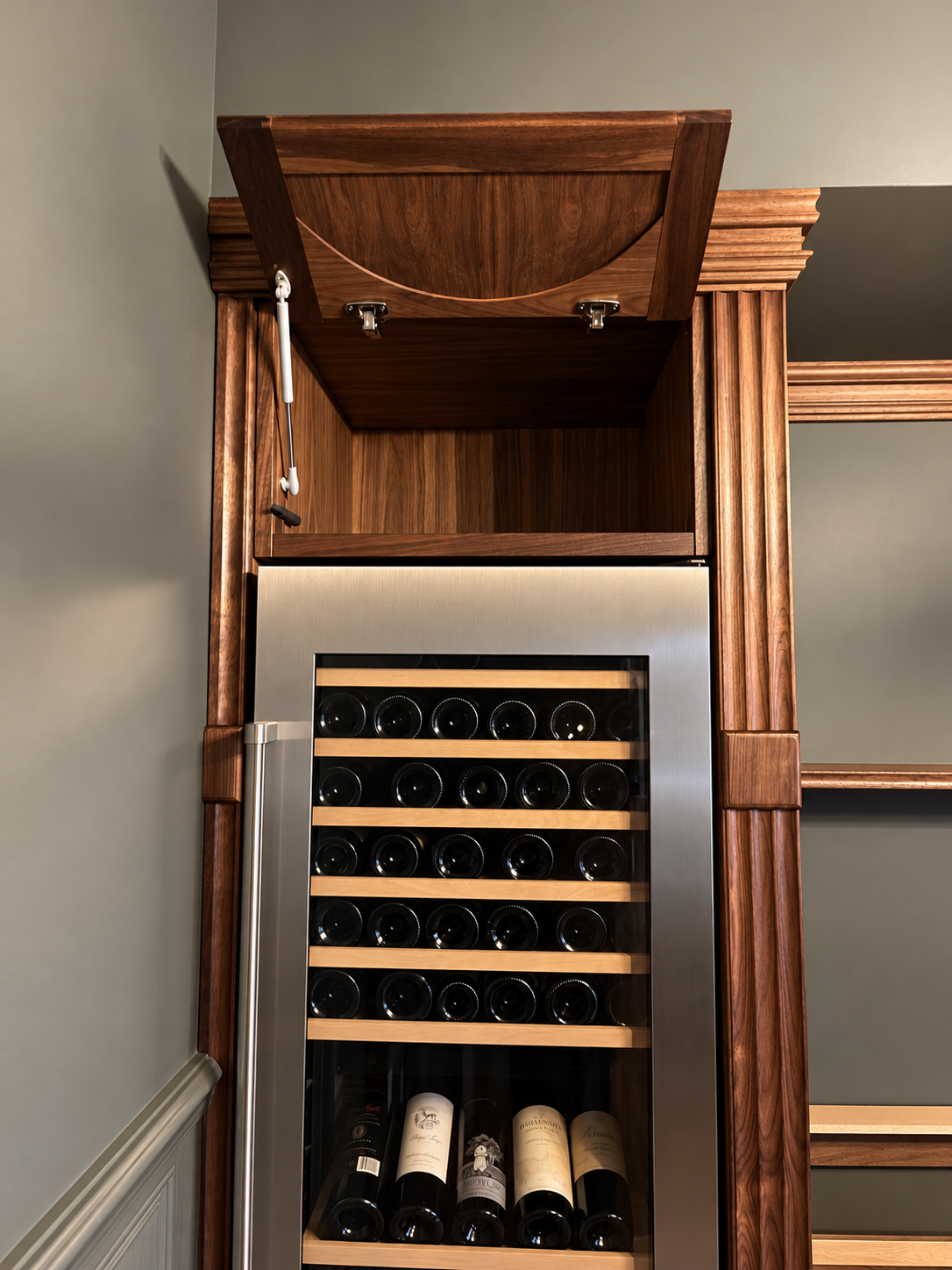 Lift-up cupboard